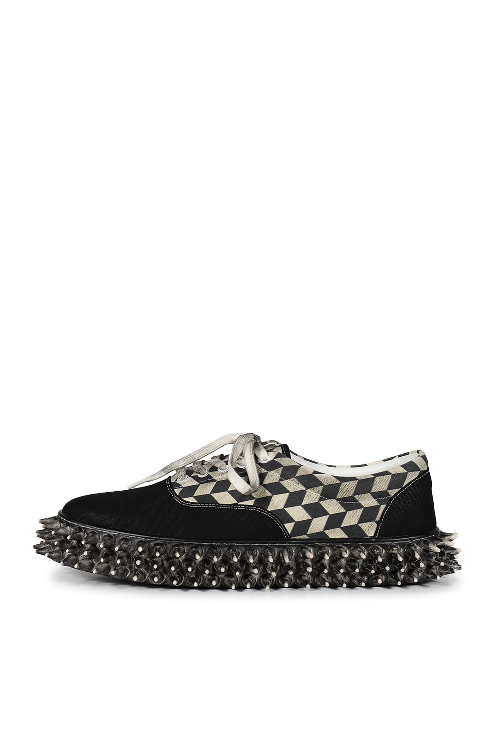 DIRTY SPIKE CANVAS SNEAKER / BLK