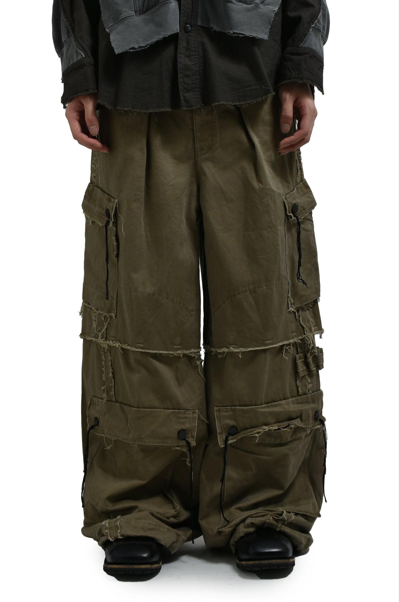 MINUS マイナス SS25 SLASH SEAM TWIST CARGO PANTS / SAND - NUBIAN