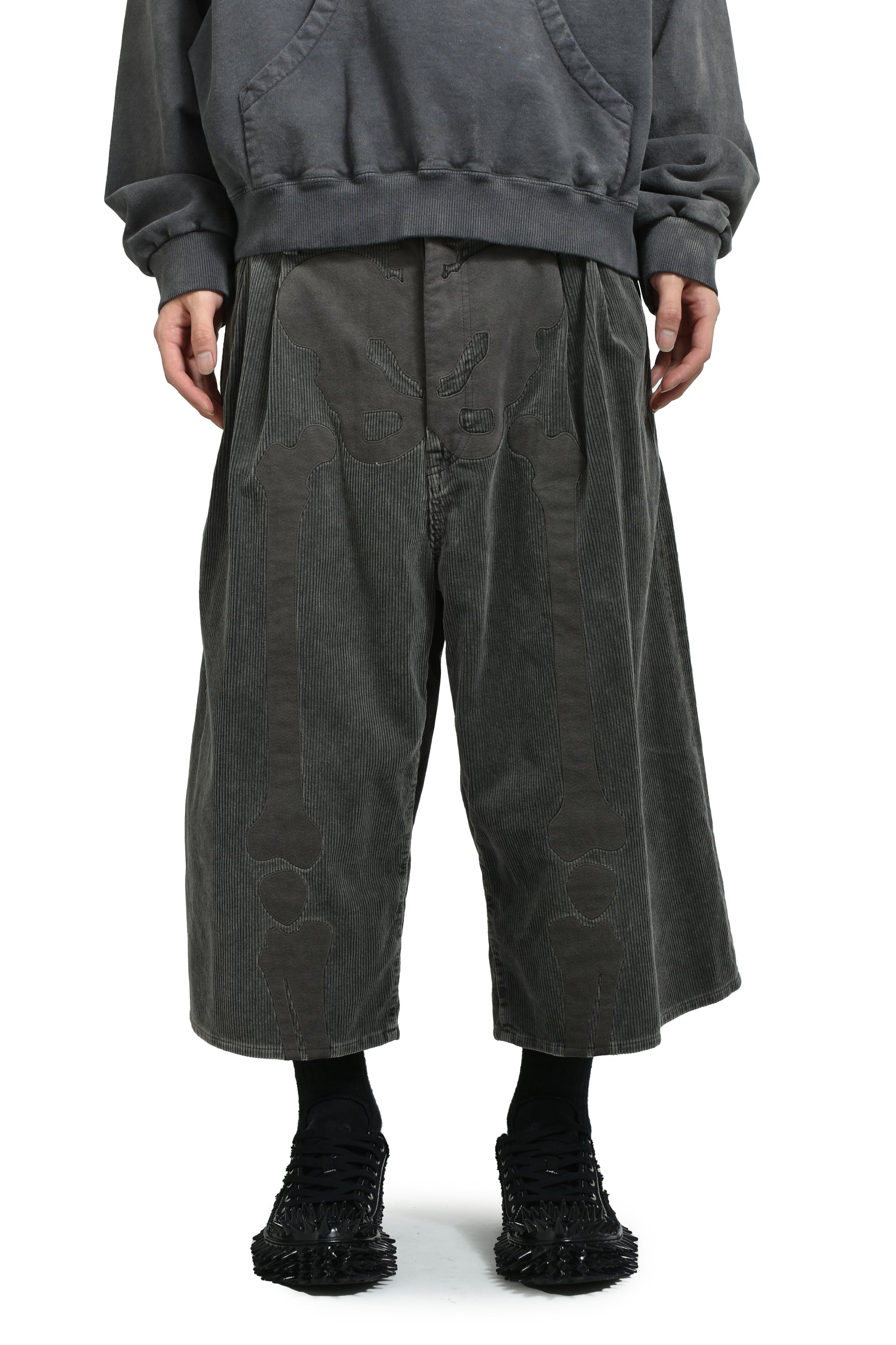 BONE APPLIQUE CORDUROY CROPPED PANTS / GRY