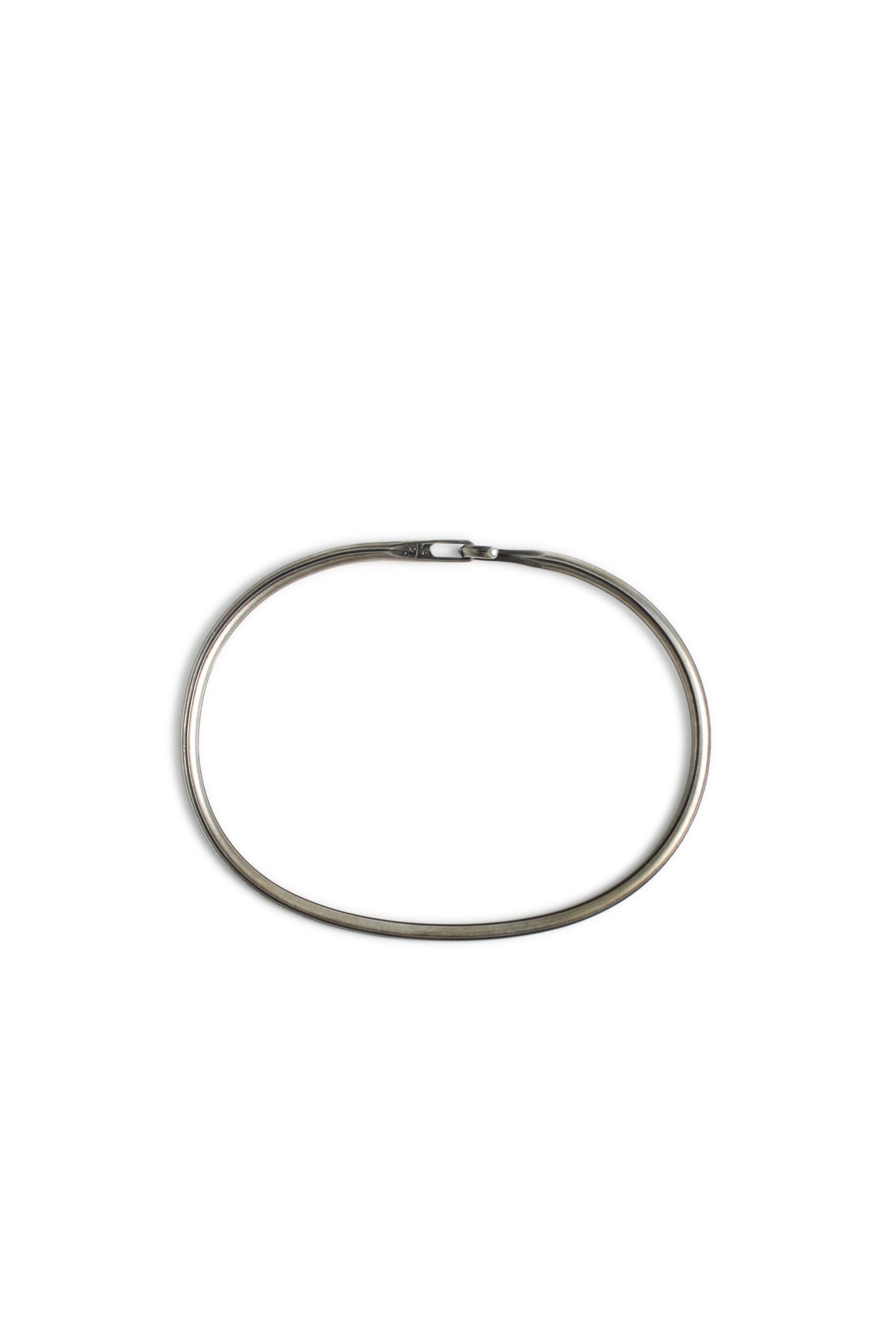 WERKSTATT MUNCHEN FW26 BANGLE SIDE HOOK GROOVE / SIL - NUBIAN