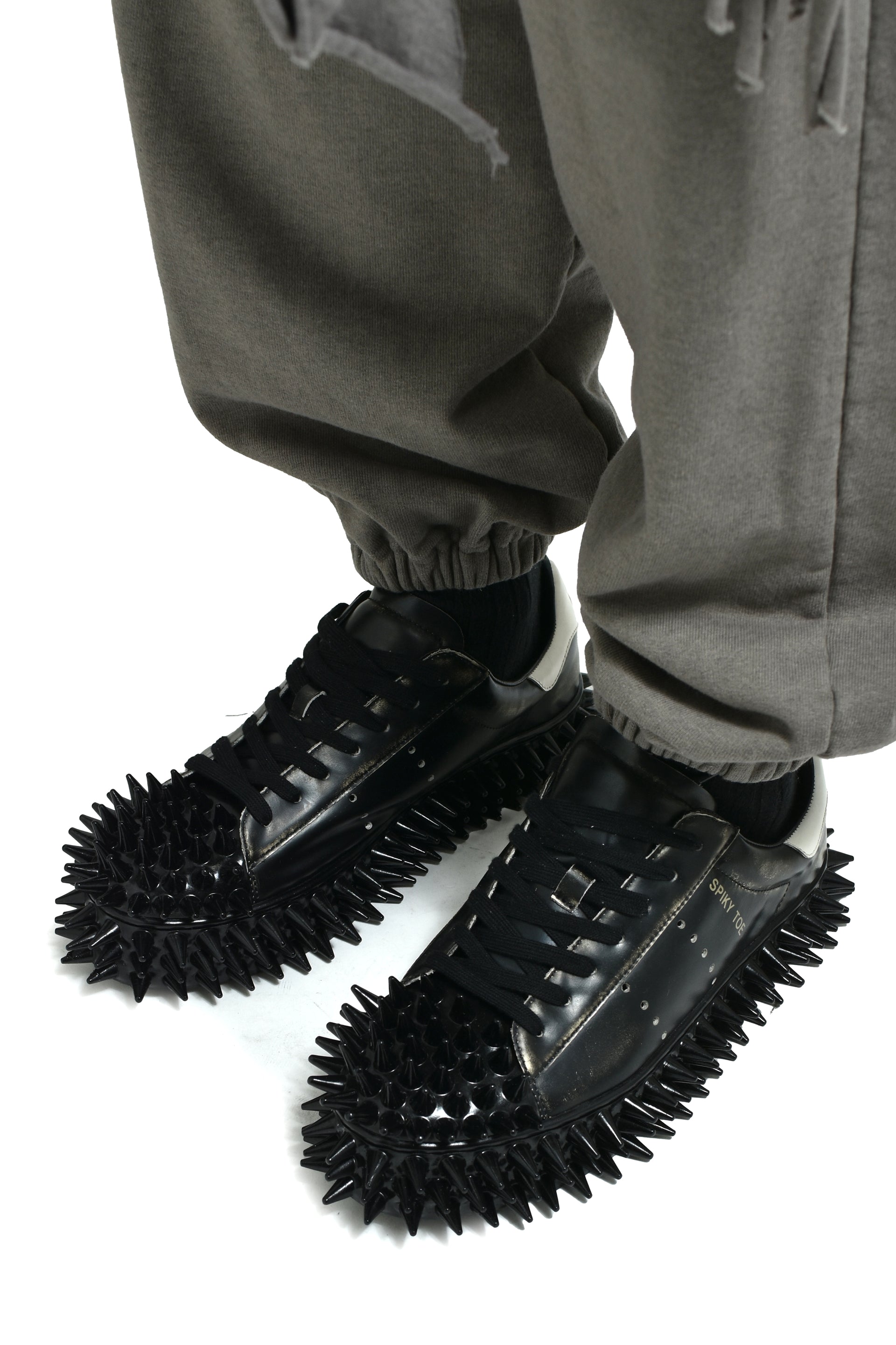 SPIKY LEATHER SNEAKER / BLACK