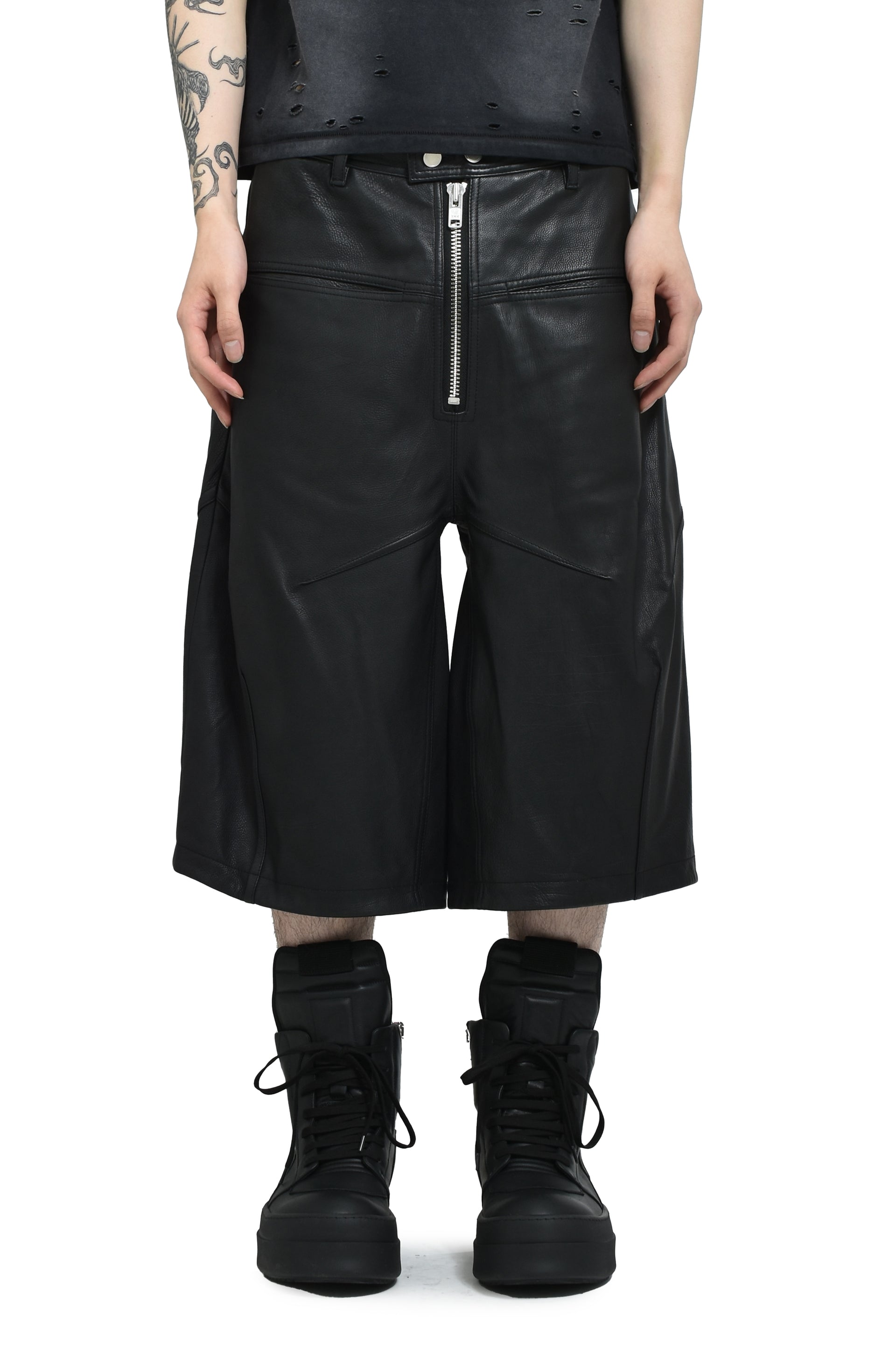 COW LEATHER BAGGY SHORTS / BLK