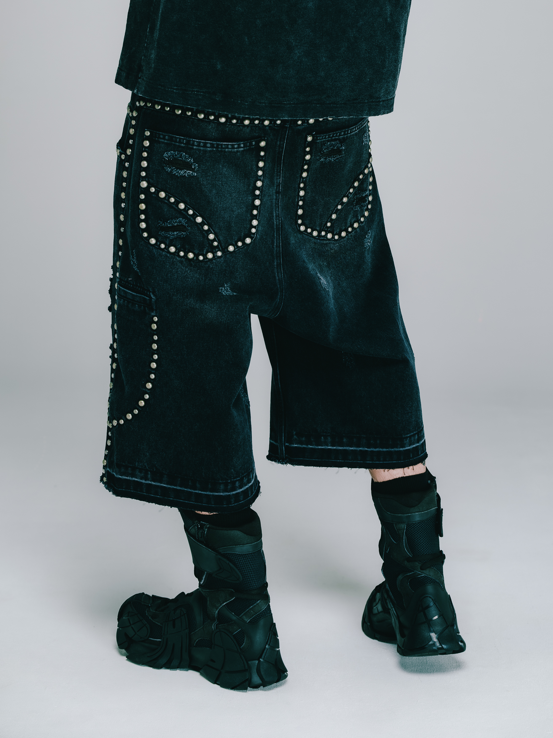 BREATH SUICIDE STUDS DENIM SHORTS / BLK
