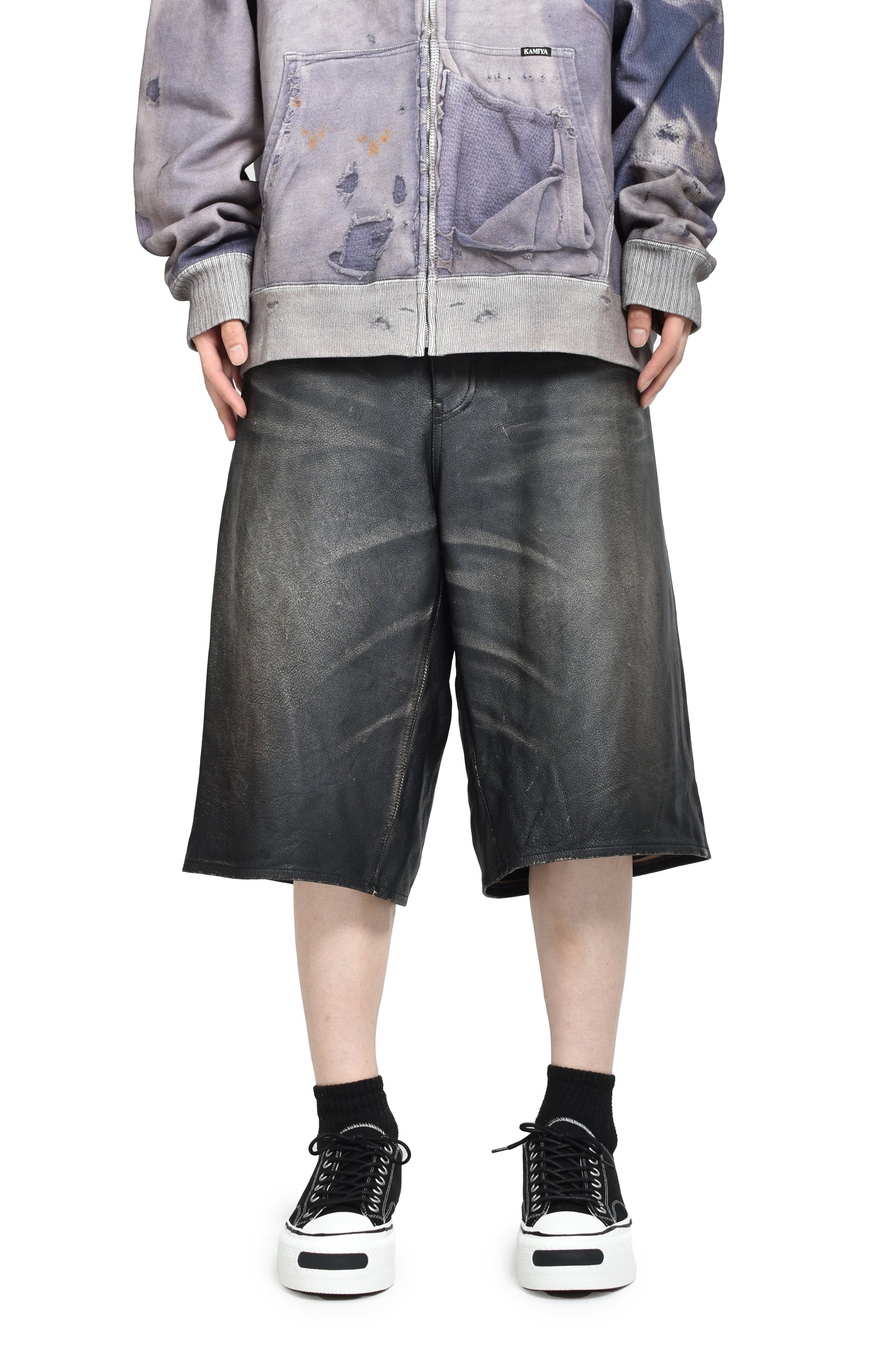 DISTRESSED LEATHER BERMUDA SHORTS / BLK