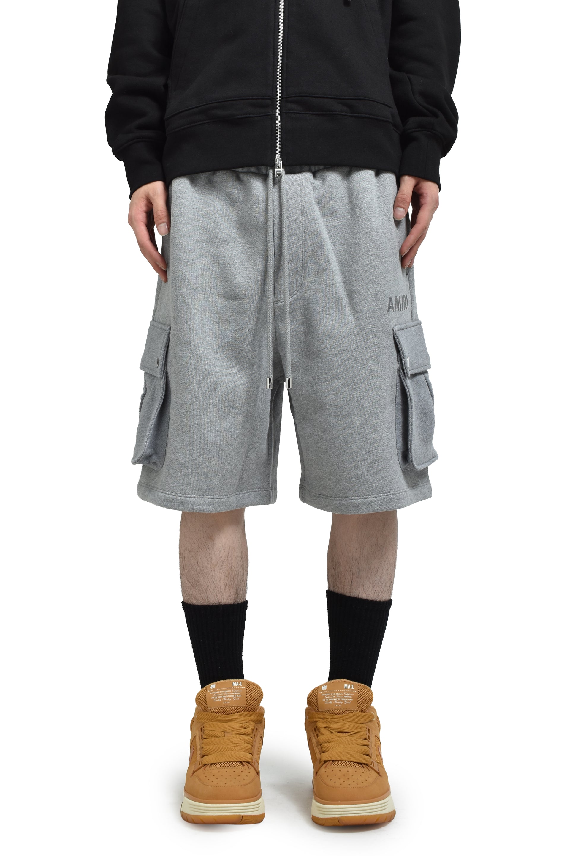 AMIRI STENCIL CARGO SHORT / GRY