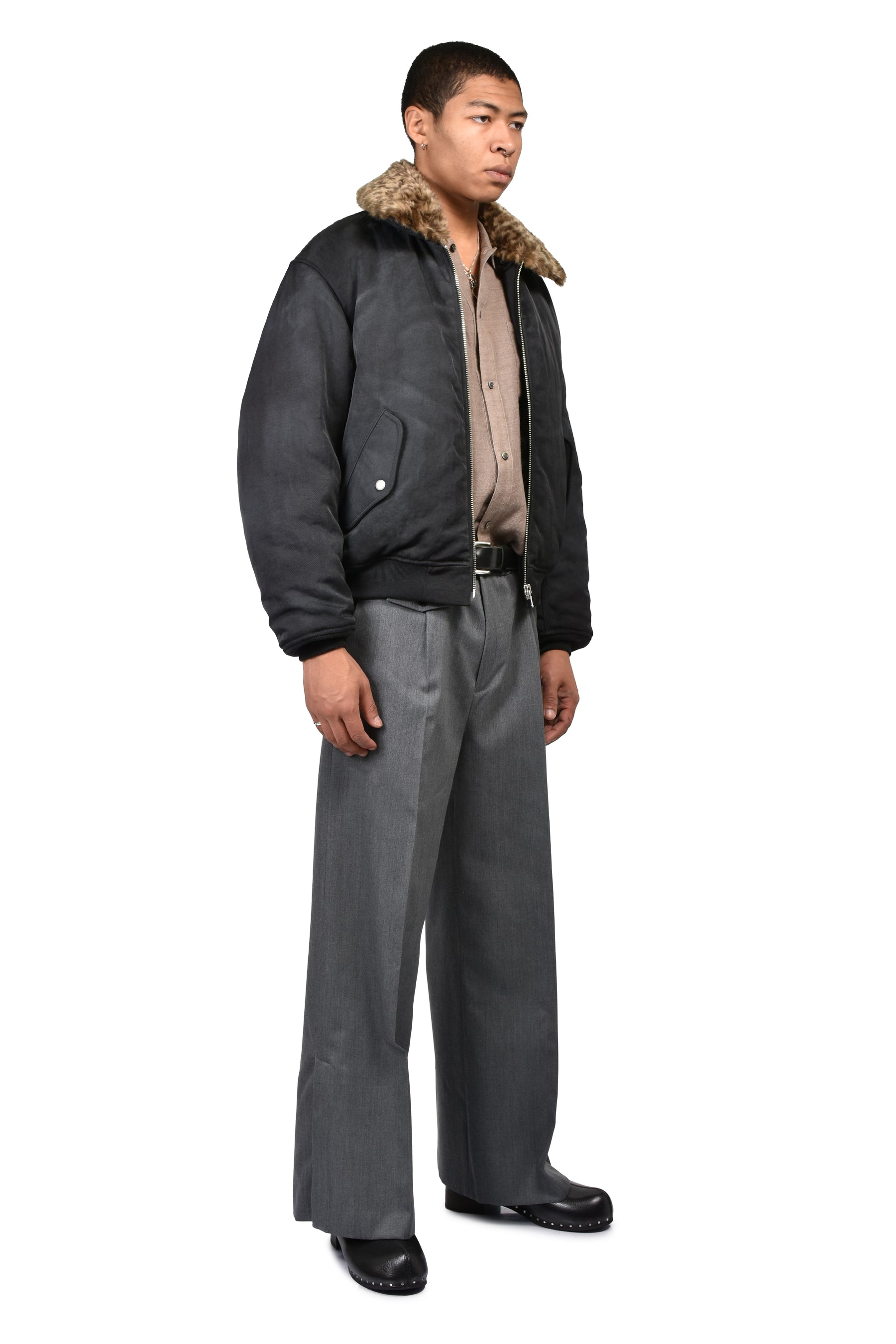 FUZZY LEO COLLAR BOMBER / BLK