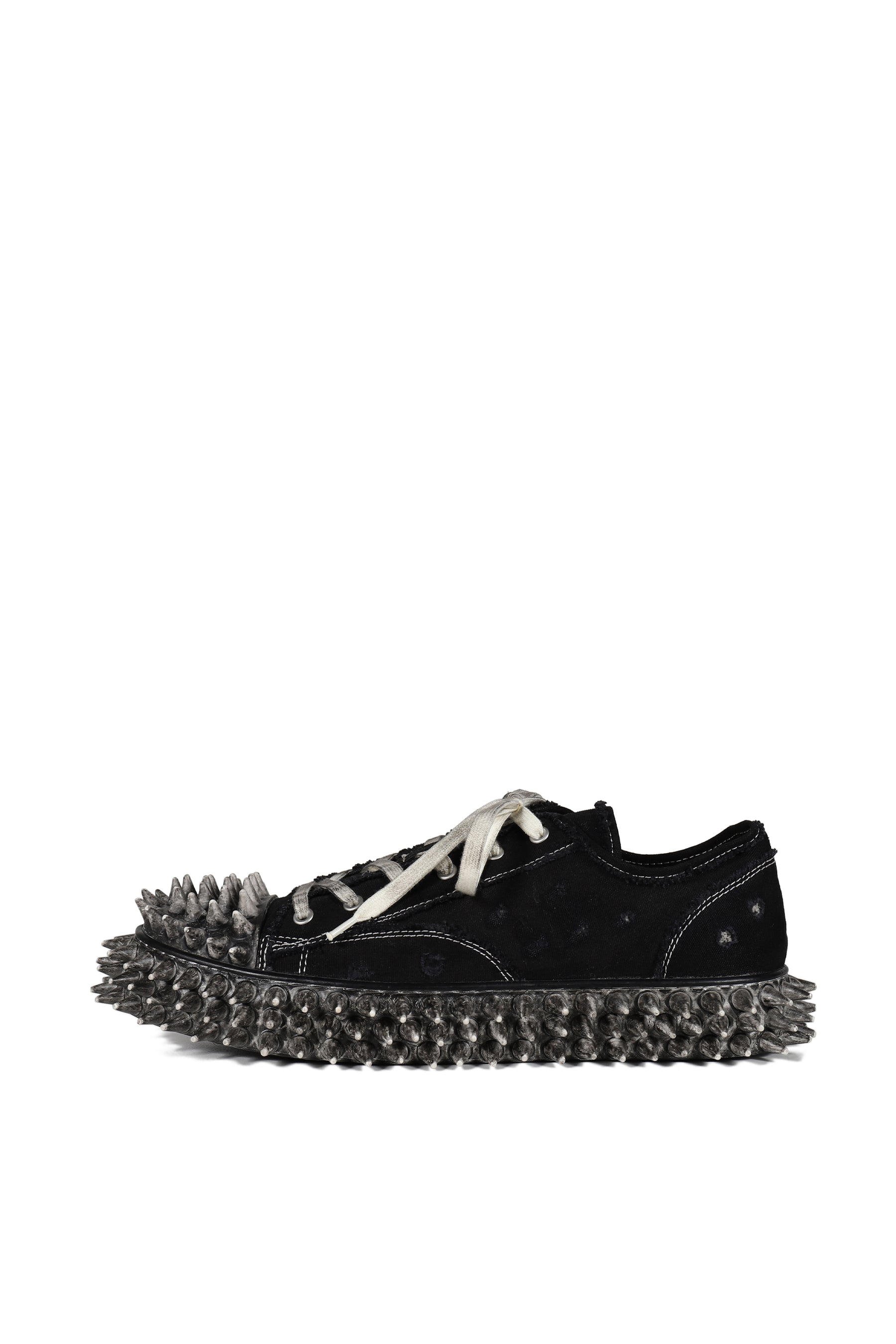 DIRTY SPIKE TOE CAP CANVAS SNEAKER / BLK
