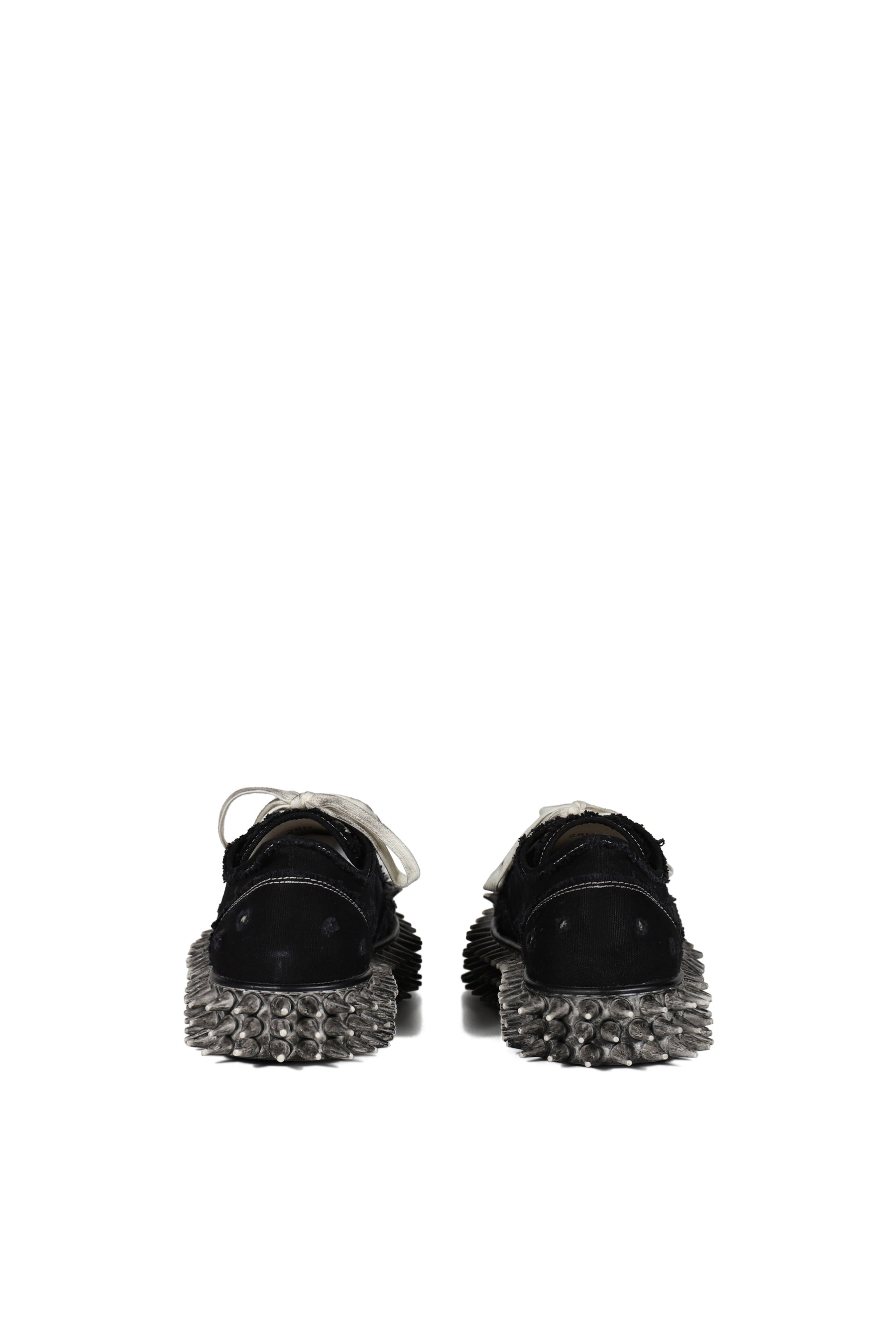 DIRTY SPIKE TOE CAP CANVAS SNEAKER / BLK