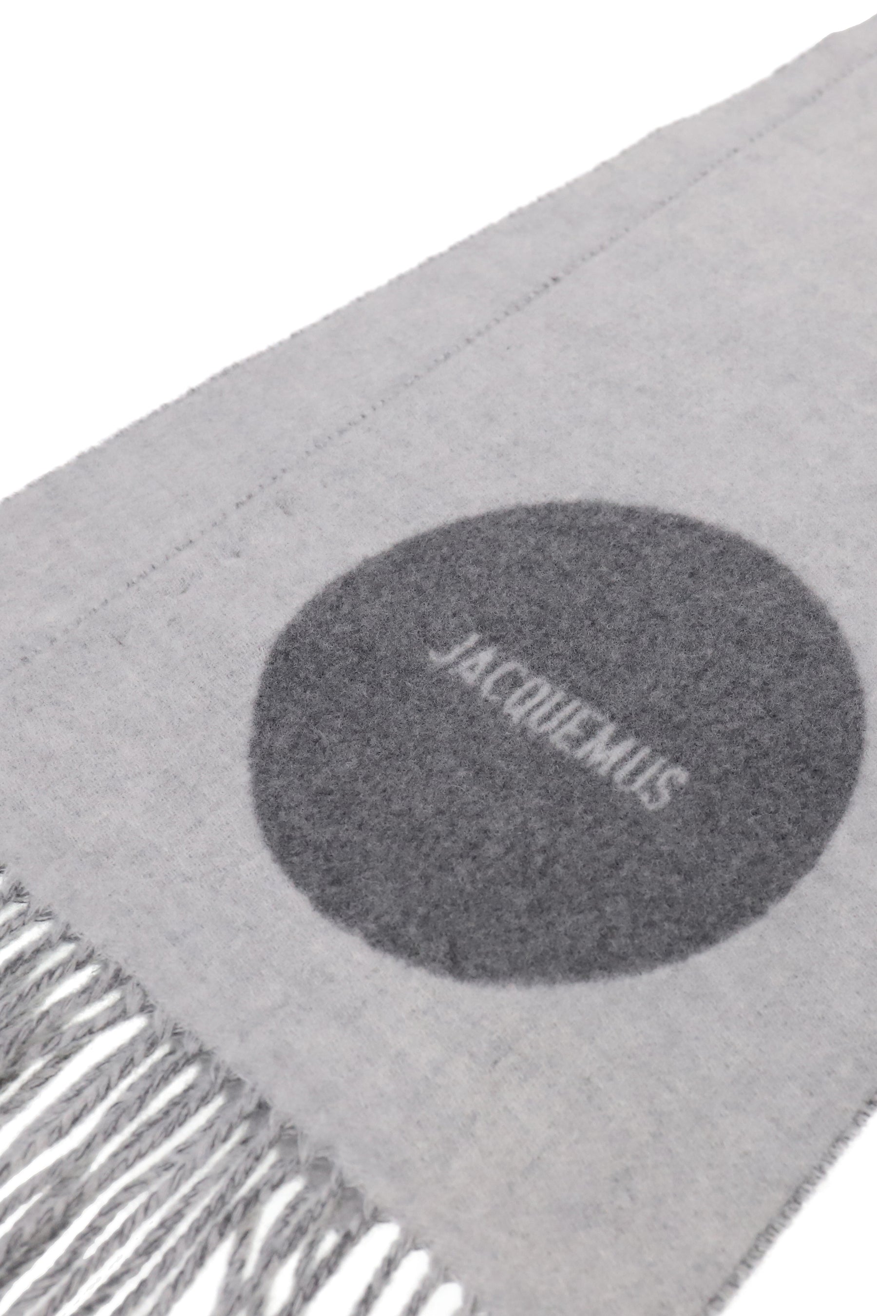 L ECHARPE ROND CARRE / GRY