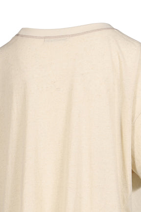 SCOOP NECK PHONETIC TEE / BEI
