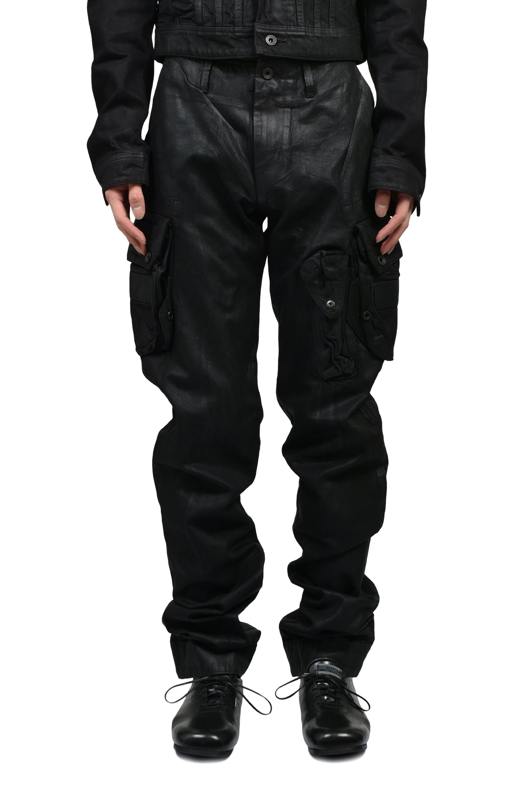 JULIUS ユリウス SS26 10OZ DENIM GASMASK CARGO / BLK WAX - NUBIAN