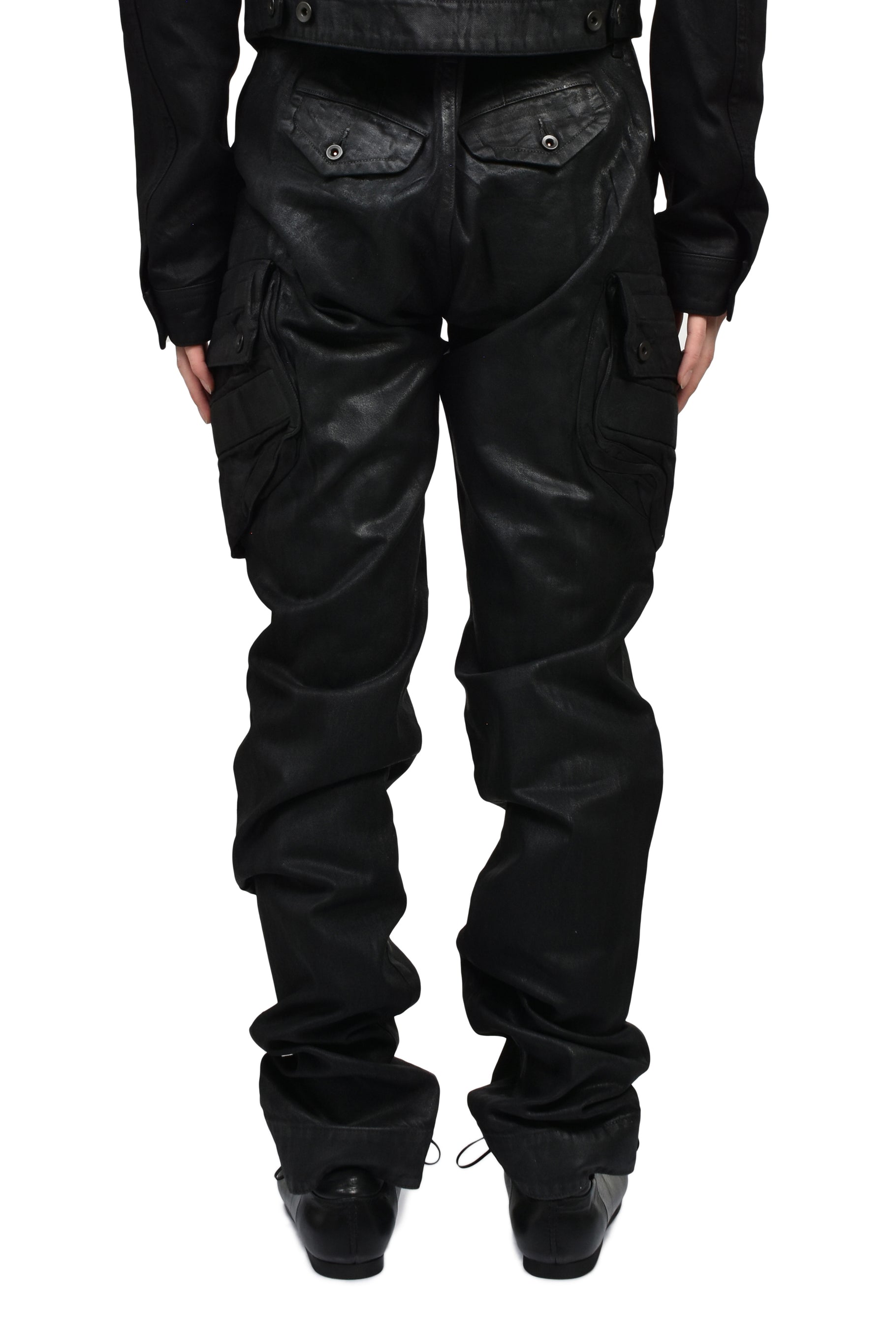 JULIUS ユリウス SS26 10OZ DENIM GASMASK CARGO / BLK WAX - NUBIAN JULIUS ユリウス SS26 10OZ DENIM GASMASK CARGO / BLK WAX - NUBIAN