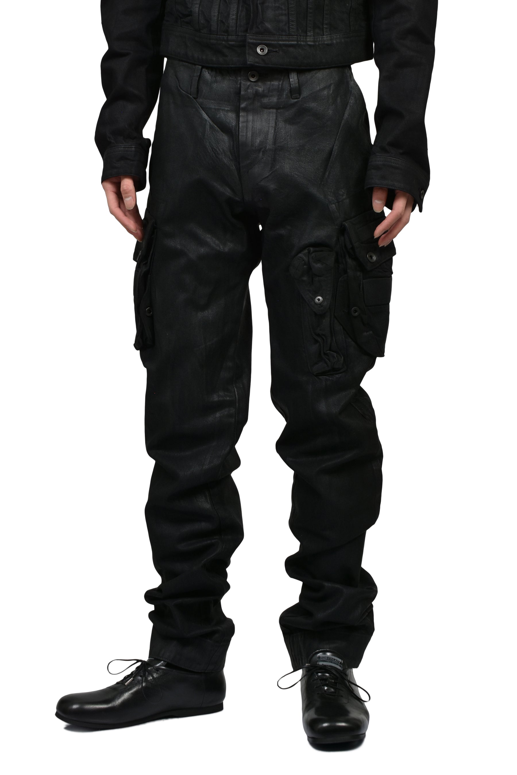 JULIUS ユリウス SS26 10OZ DENIM GASMASK CARGO / BLK WAX - NUBIAN