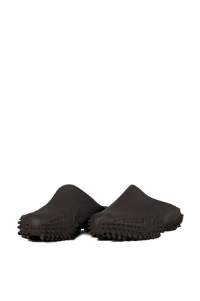 PUMA × LGN MOSTRO MULE INJ LGN / BITTER CHOCOLATE