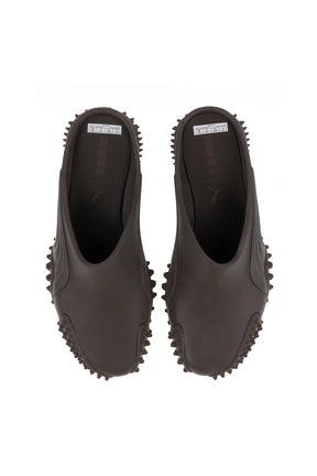 PUMA × LGN MOSTRO MULE INJ LGN / BITTER CHOCOLATE