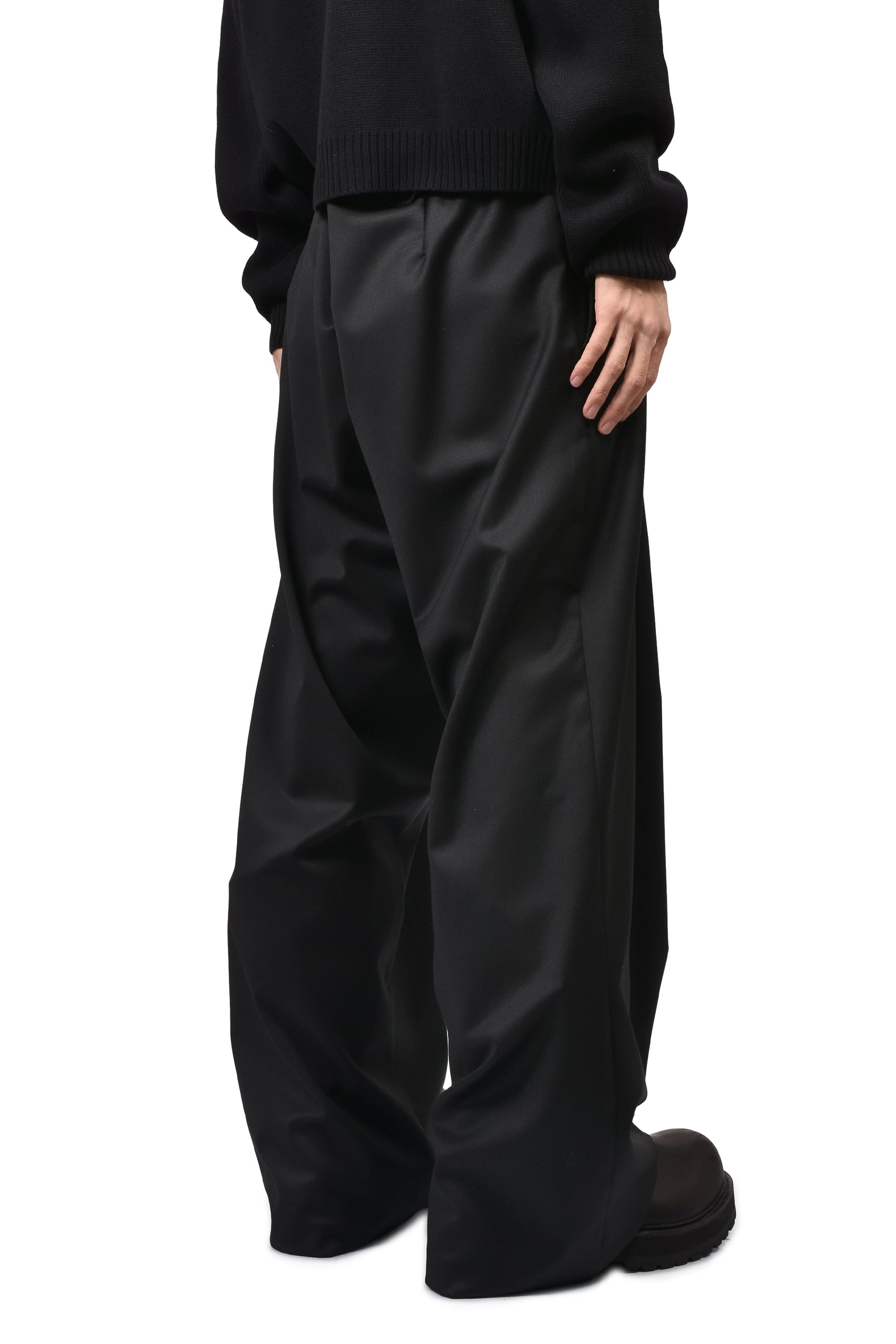 DOUBLE-BELT PLEATED TROUSERS / BLK