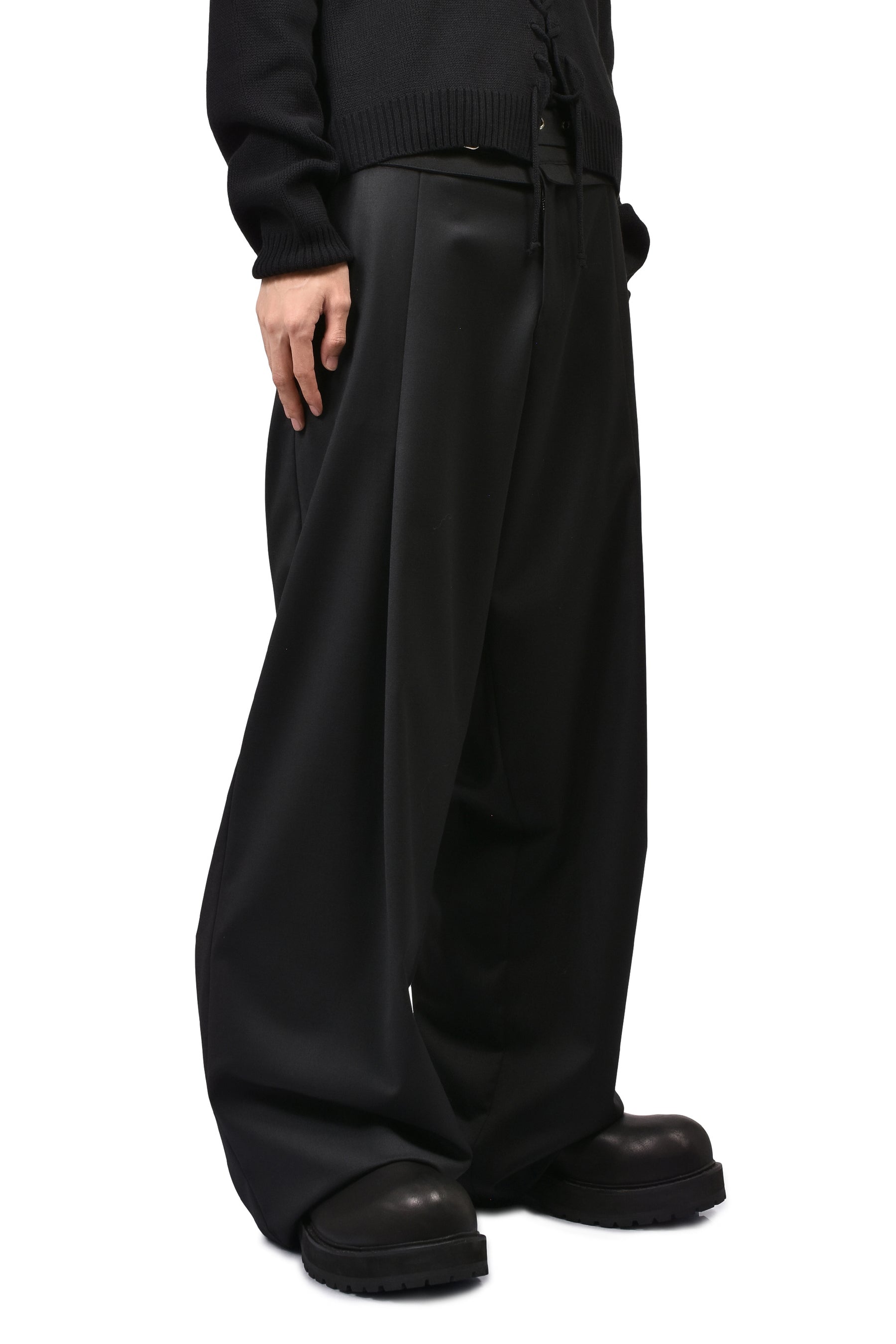 DOUBLE-BELT PLEATED TROUSERS / BLK