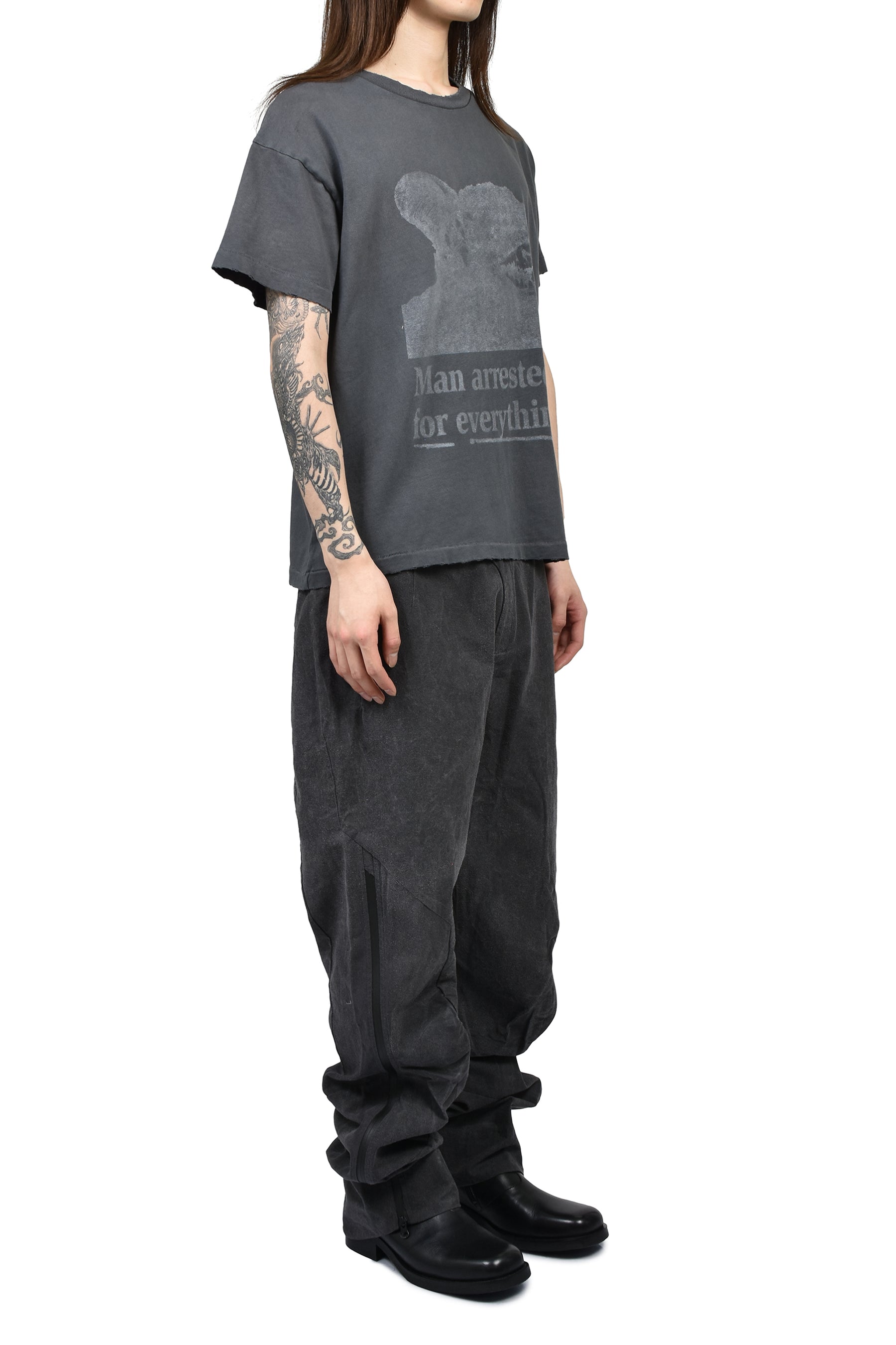 MAN ARRESTED TEE / BLK