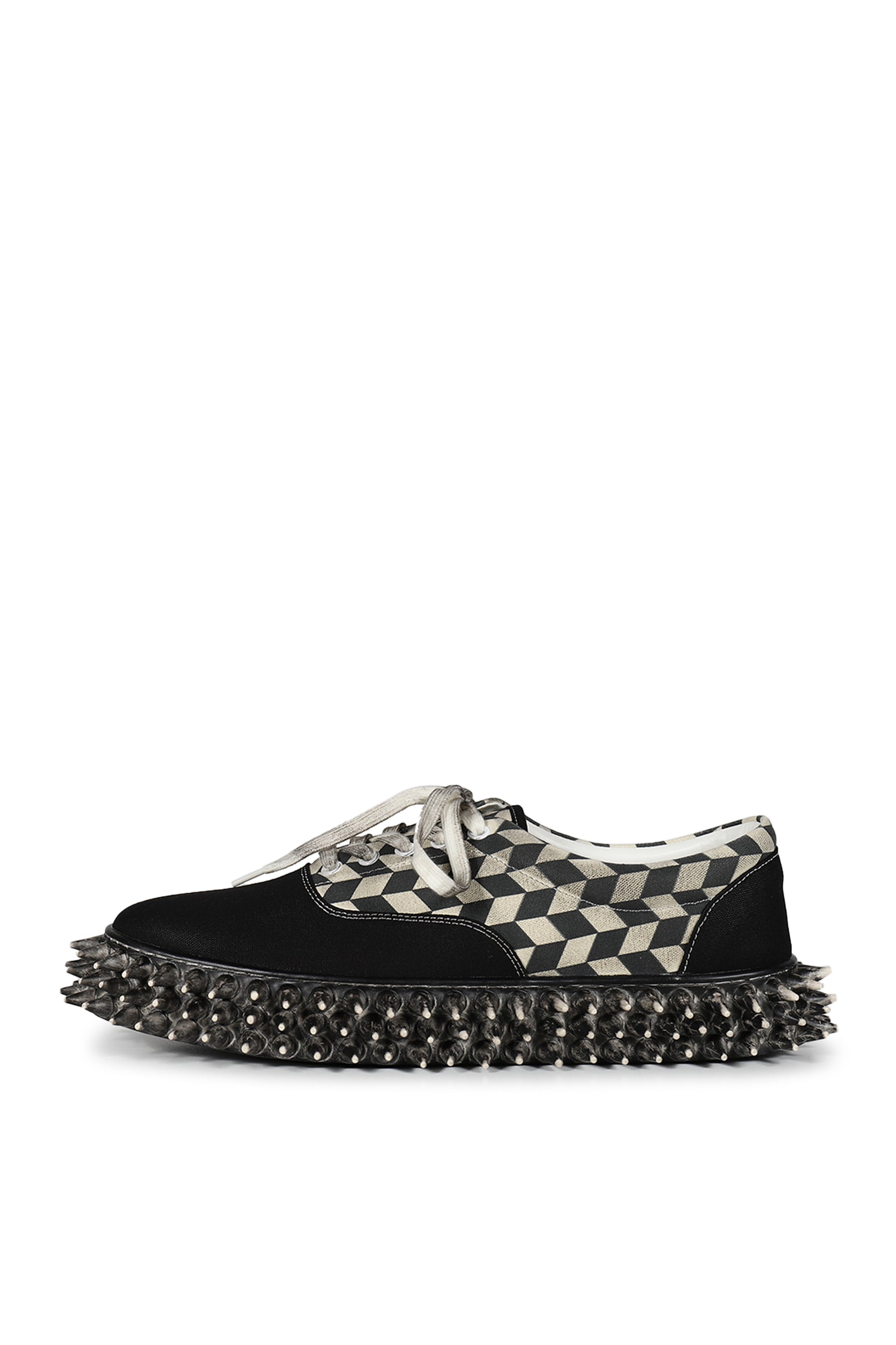 DIRTY SPIKE CANVAS SNEAKER / BLK