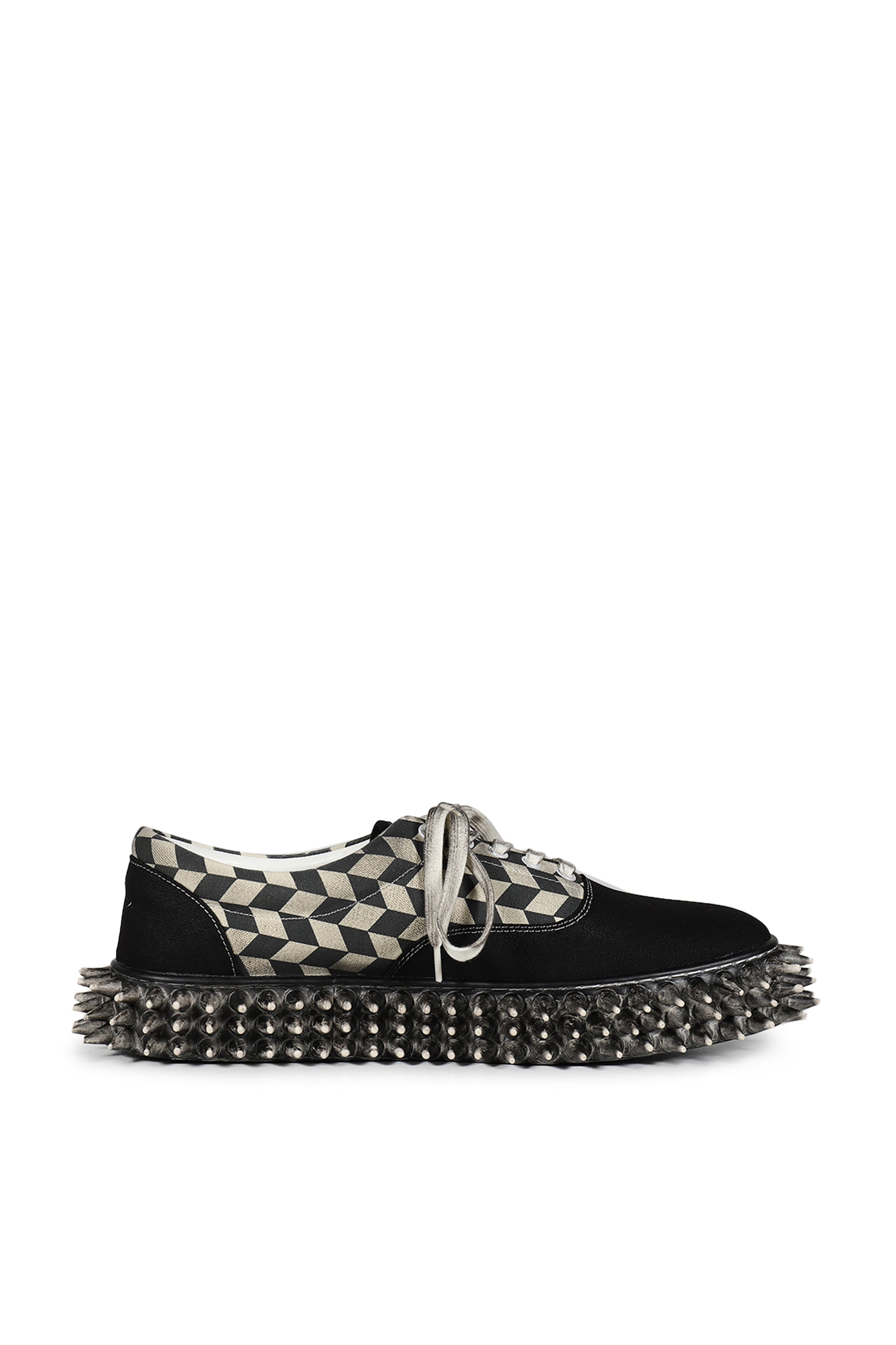 DIRTY SPIKE CANVAS SNEAKER / BLK