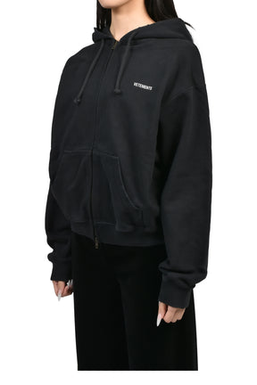CLASSIC LOGO FITTED ZIP-UP HOODIE / BLK