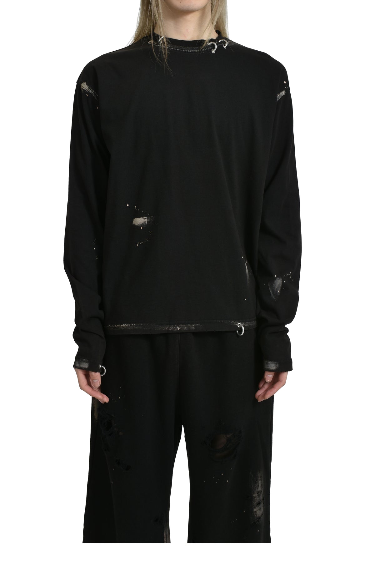 BLACK PIERCING DETAIL LONG-SLEEVED T-SHIRT / BLK