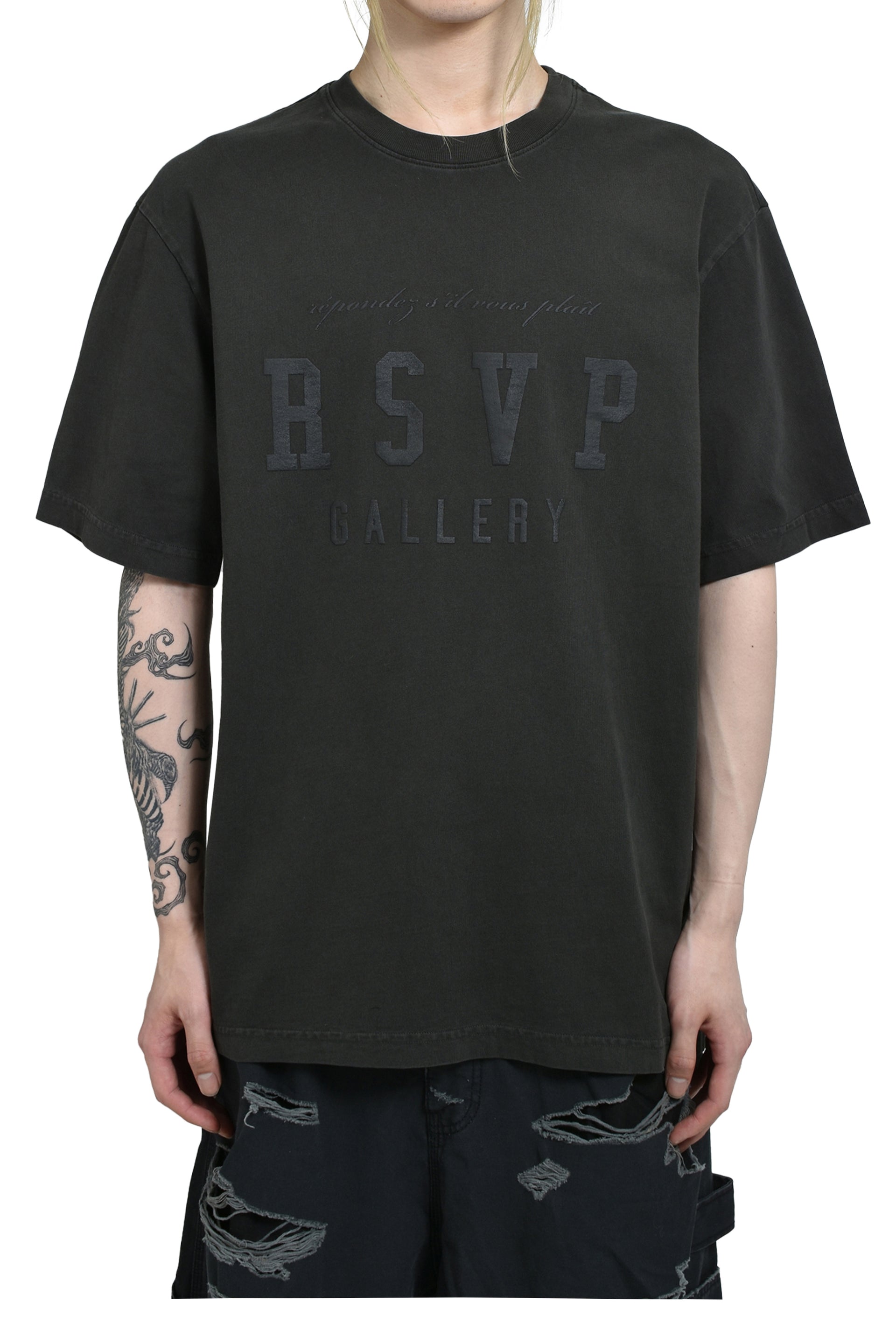 RSVP Gallery SHORT SLEEVE CREW NECK IN GIFTING PRINT (EXCLUSIVE) / MRK
