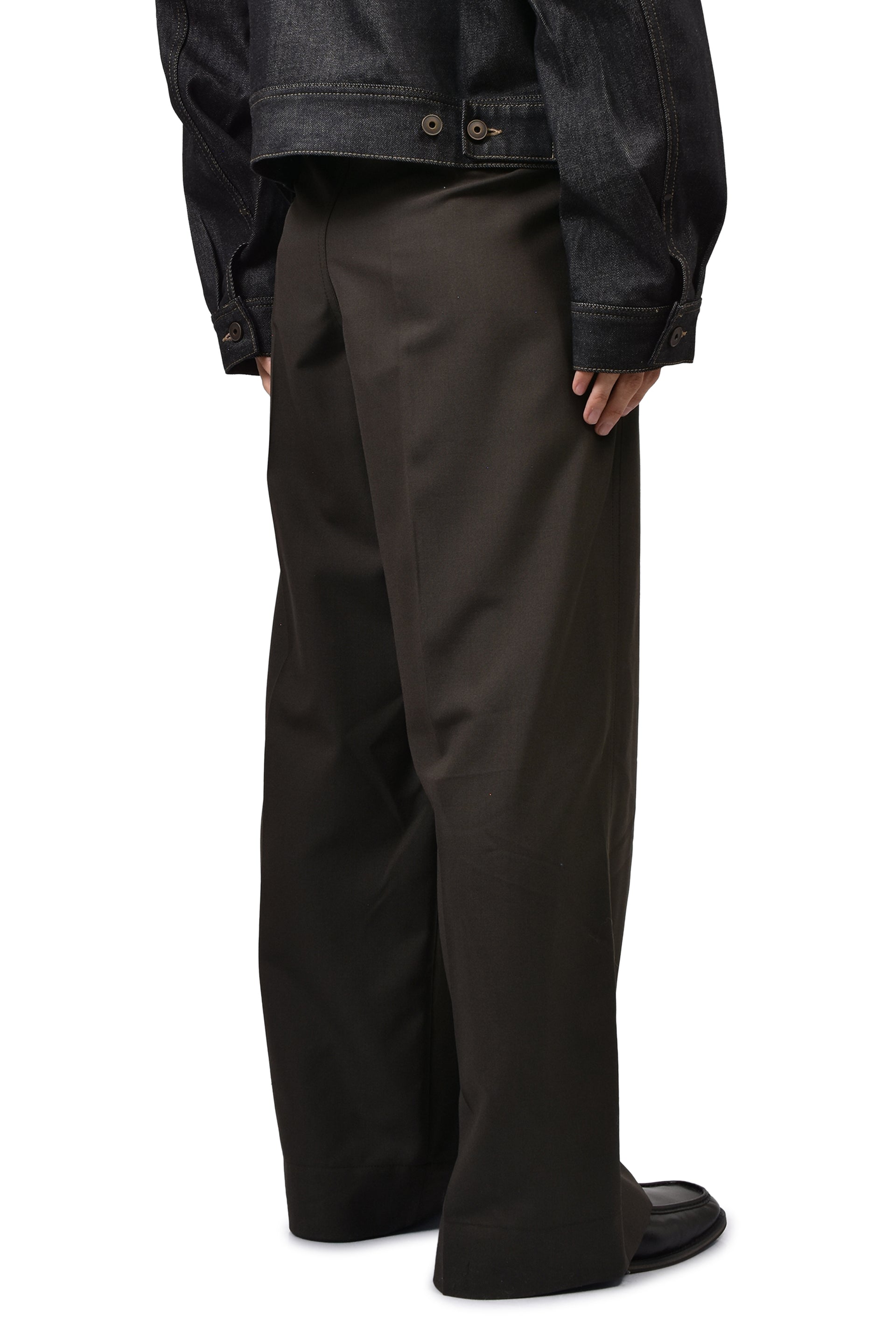 SINGLE PLEAT TAILORED PANTS / MOSS