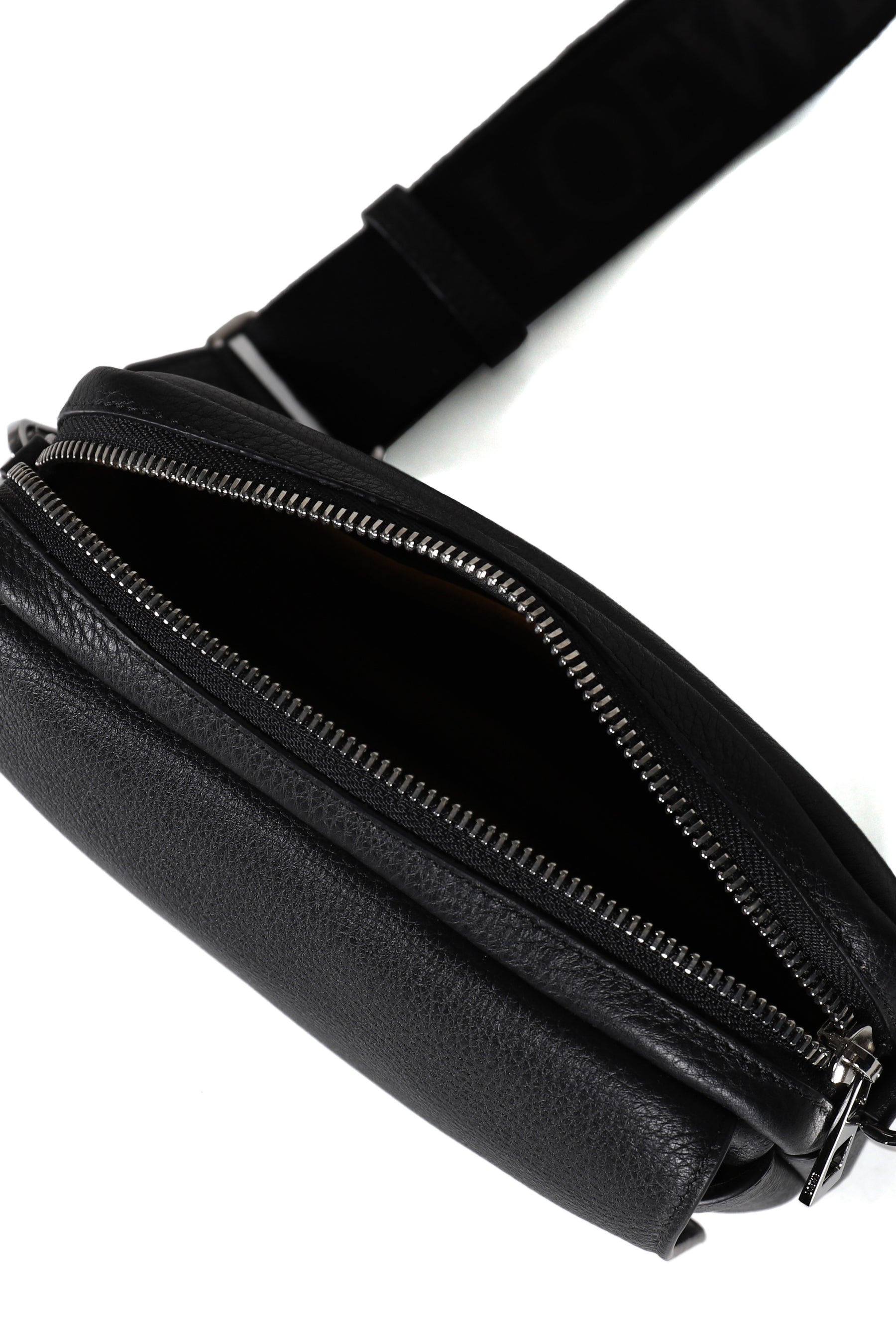 PEBBLE MESSENGER SMALL / BLK