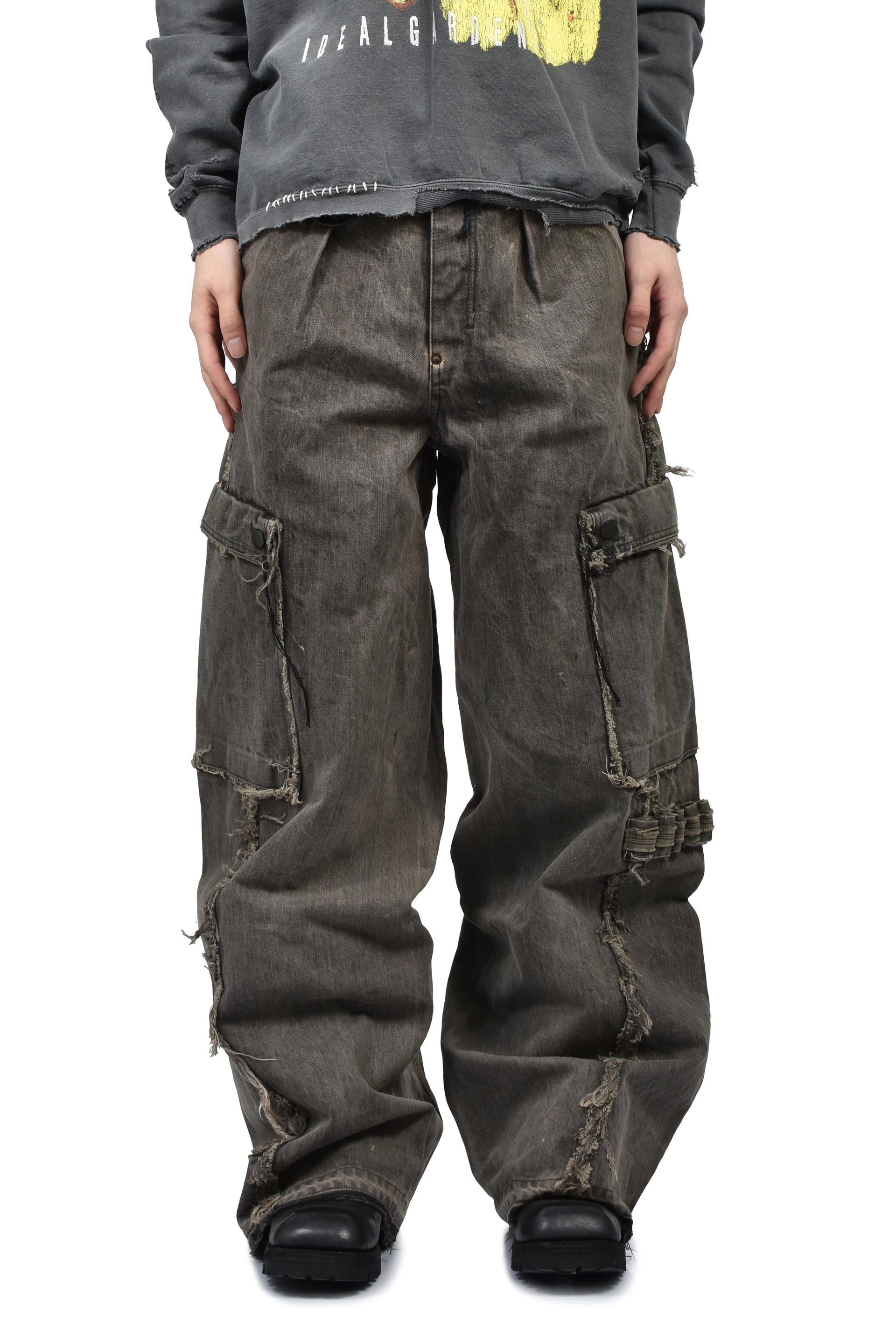 CUT OFF SLASH SEAM TWIST CARGO JEANS / DUST GRY