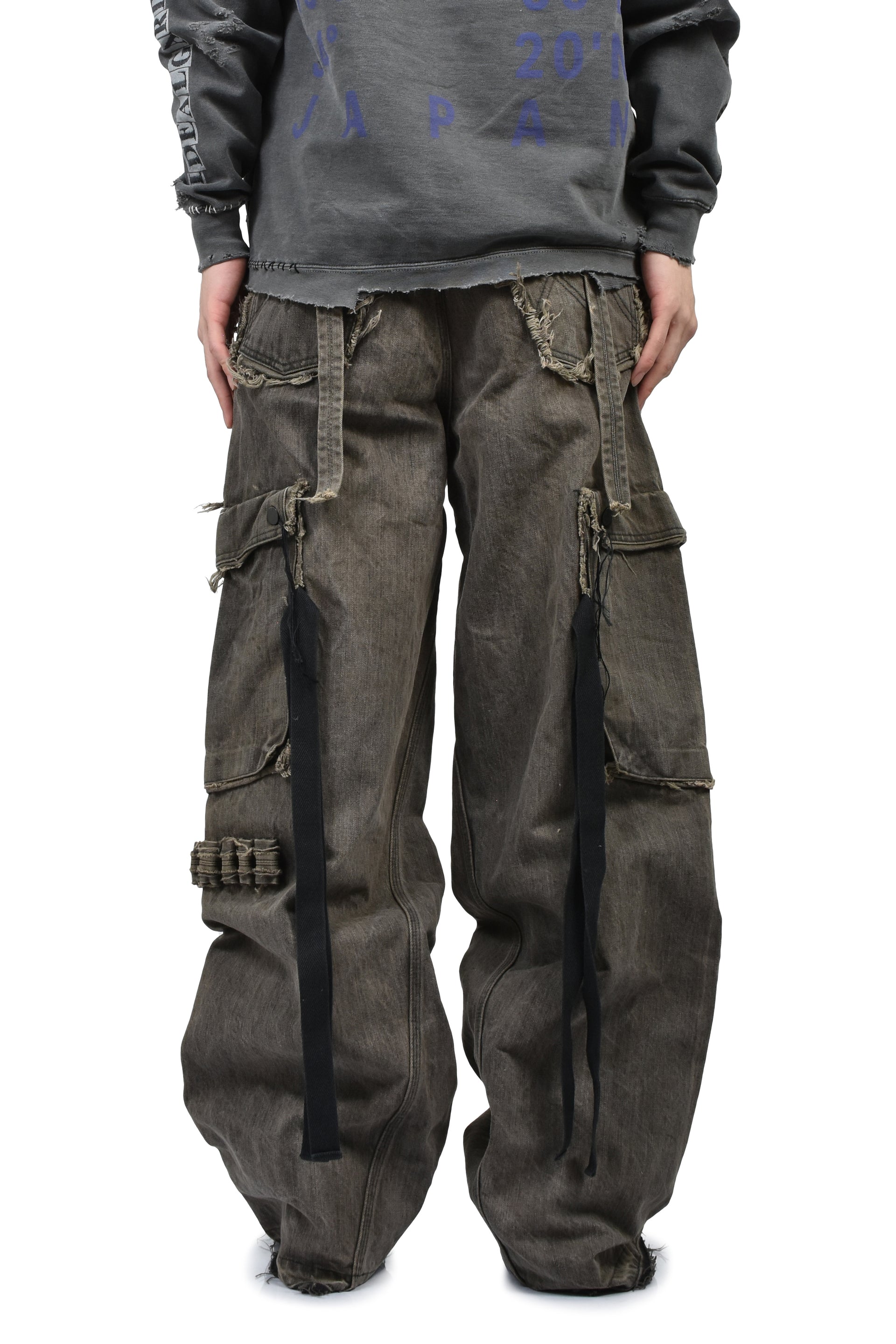 CUT OFF SLASH SEAM TWIST CARGO JEANS / DUST GRY