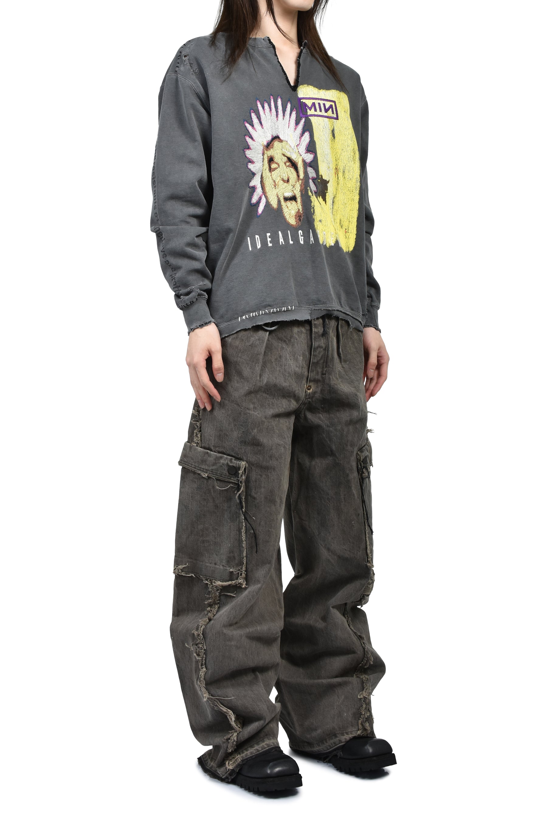 CUT OFF SLASH SEAM TWIST CARGO JEANS / DUST GRY