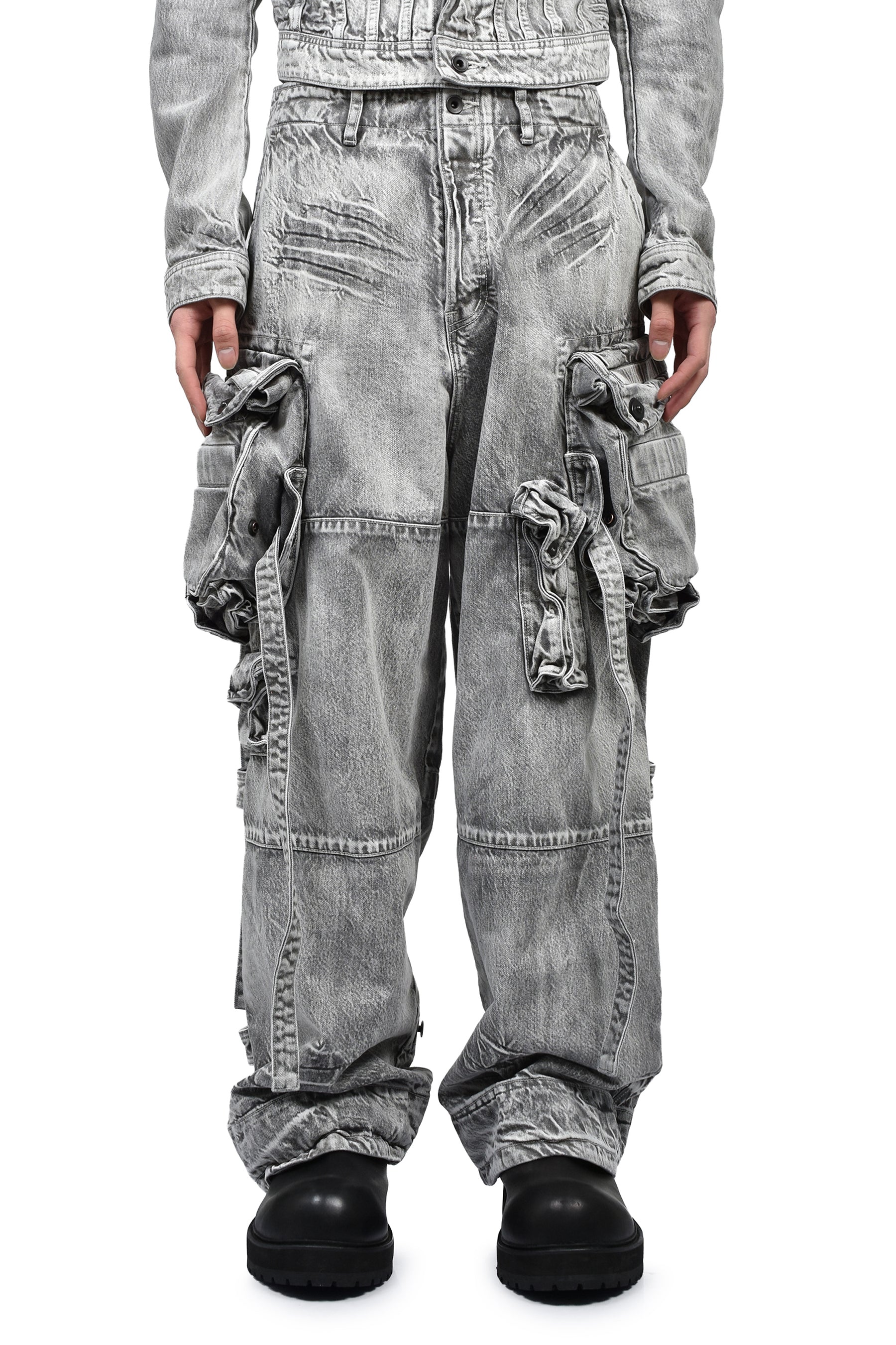 JULIUS ユリウス SS26 12oz DENIM GASMASK CARGO / PLASTER - NUBIAN