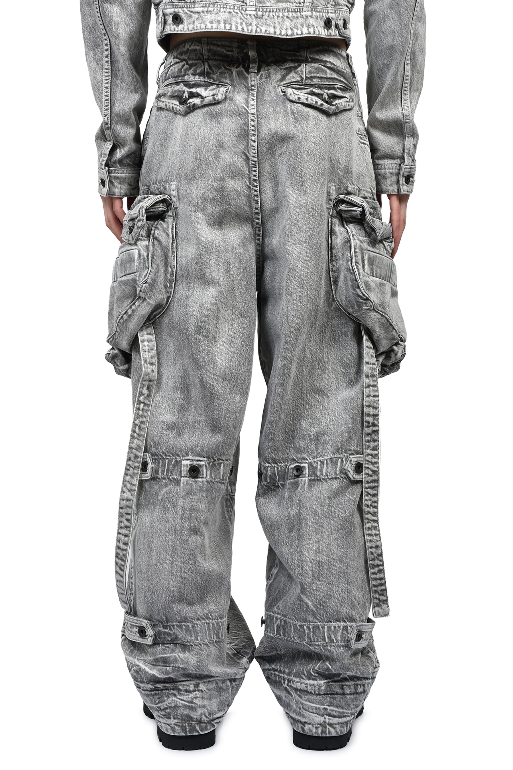 JULIUS ユリウス SS26 12oz DENIM GASMASK CARGO / PLASTER - NUBIAN