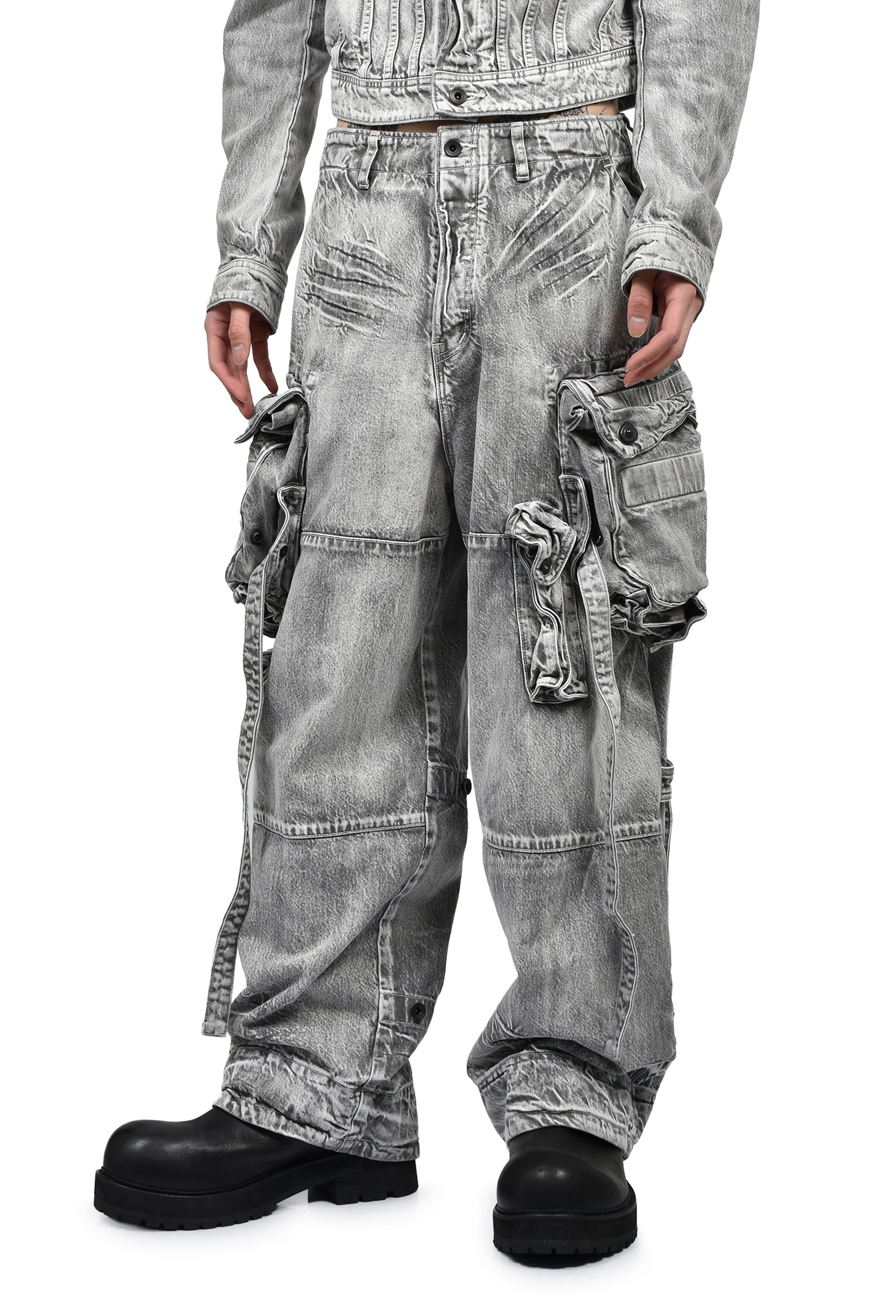 JULIUS ユリウス SS26 12oz DENIM GASMASK CARGO / PLASTER - NUBIAN JULIUS ユリウス SS26 12oz DENIM GASMASK CARGO / PLASTER - NUBIAN