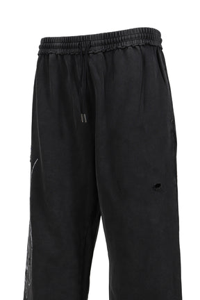DISTRESSED SCRIPT SWEATPANT / BLK