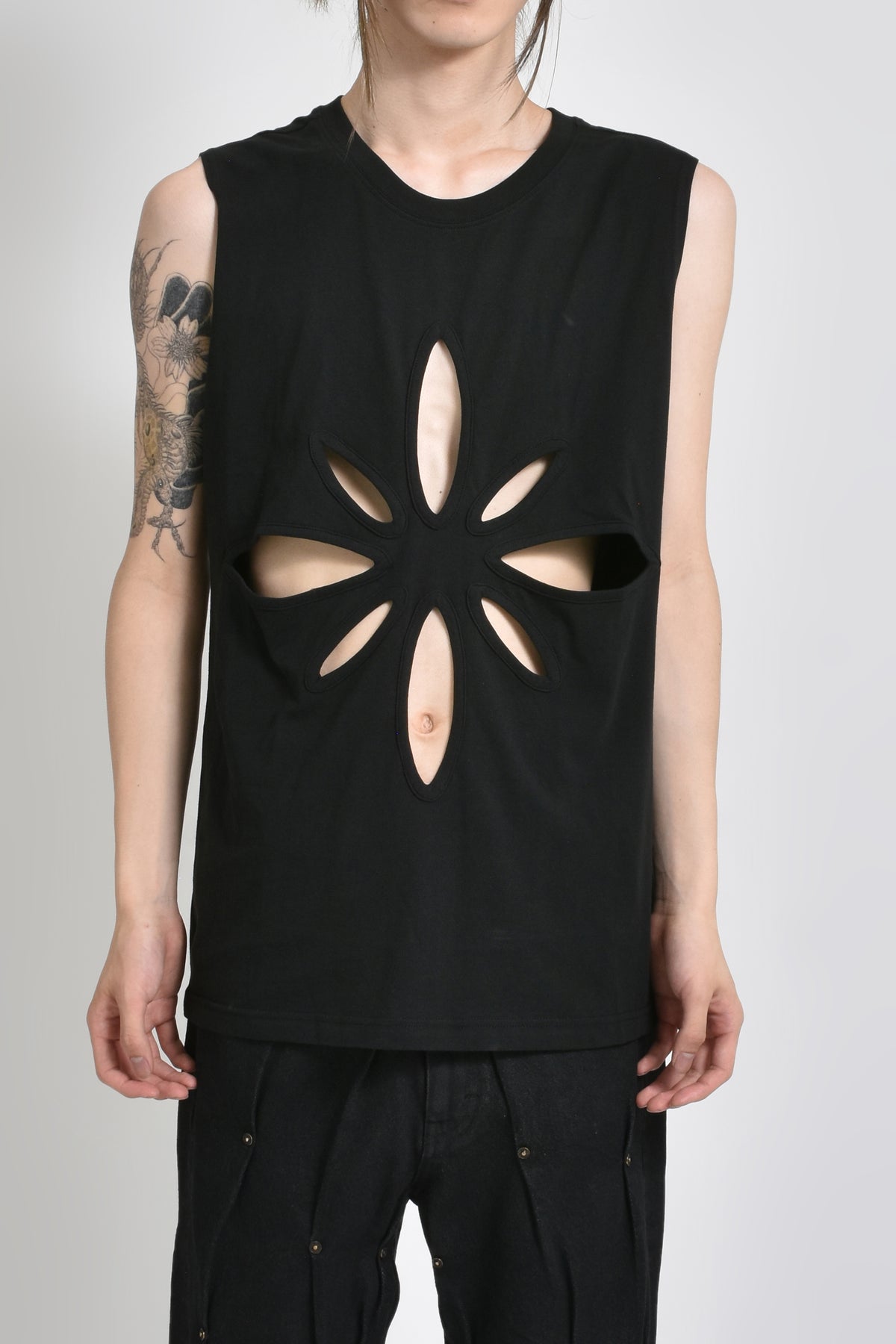 ORIGAMI CUT-OUTSLEEVELESS TOP / BLK