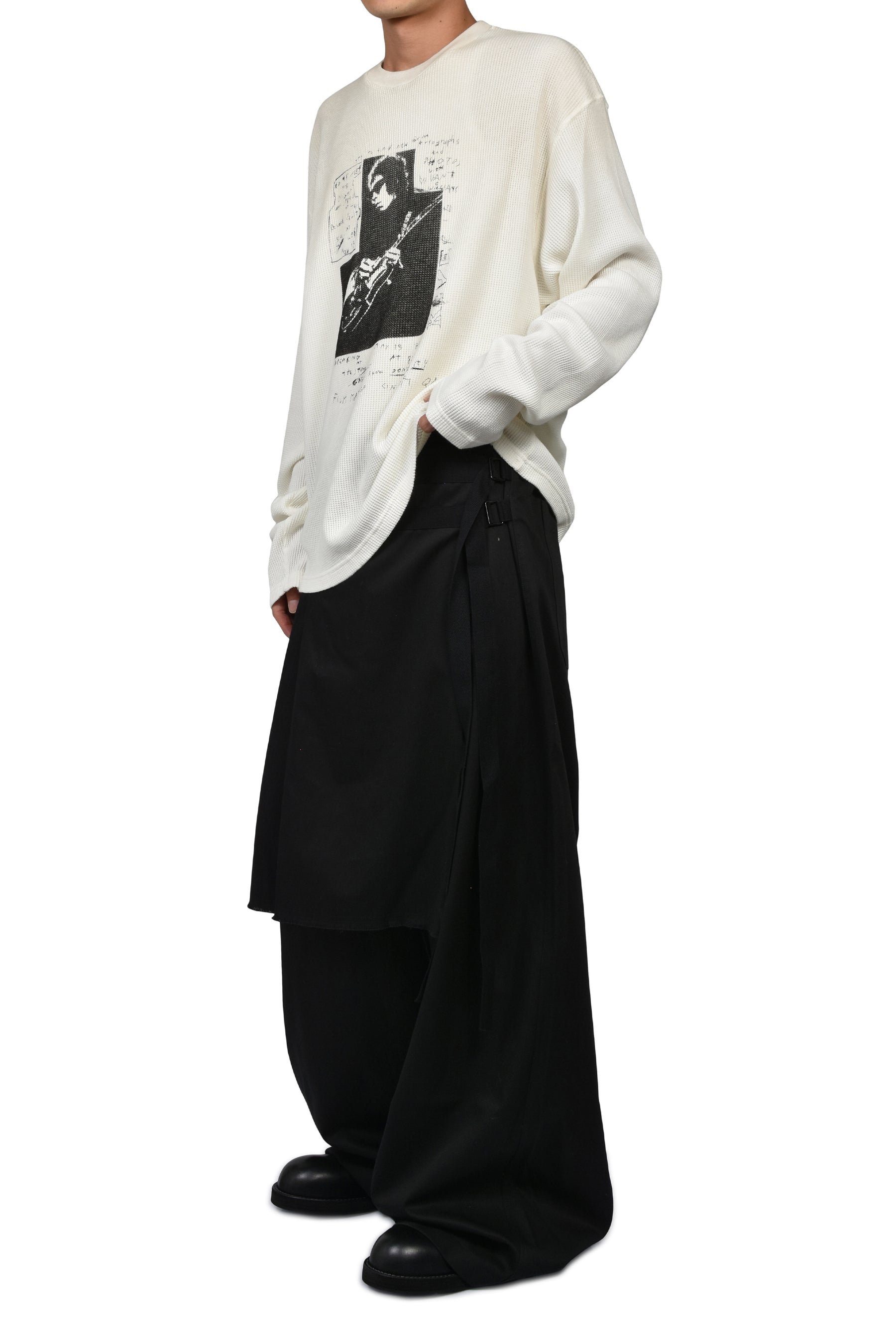 EMIL RELAX FIT BOXY T-SHIRT WITH "THE NIGHT WHISPERS" PRINT / WHT