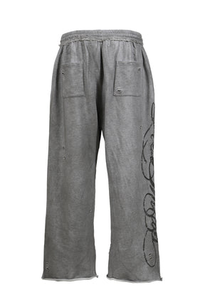 DISTRESSED SCRIPT SWEATPANT / GRY