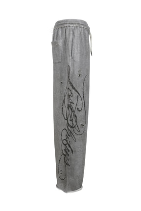 DISTRESSED SCRIPT SWEATPANT / GRY