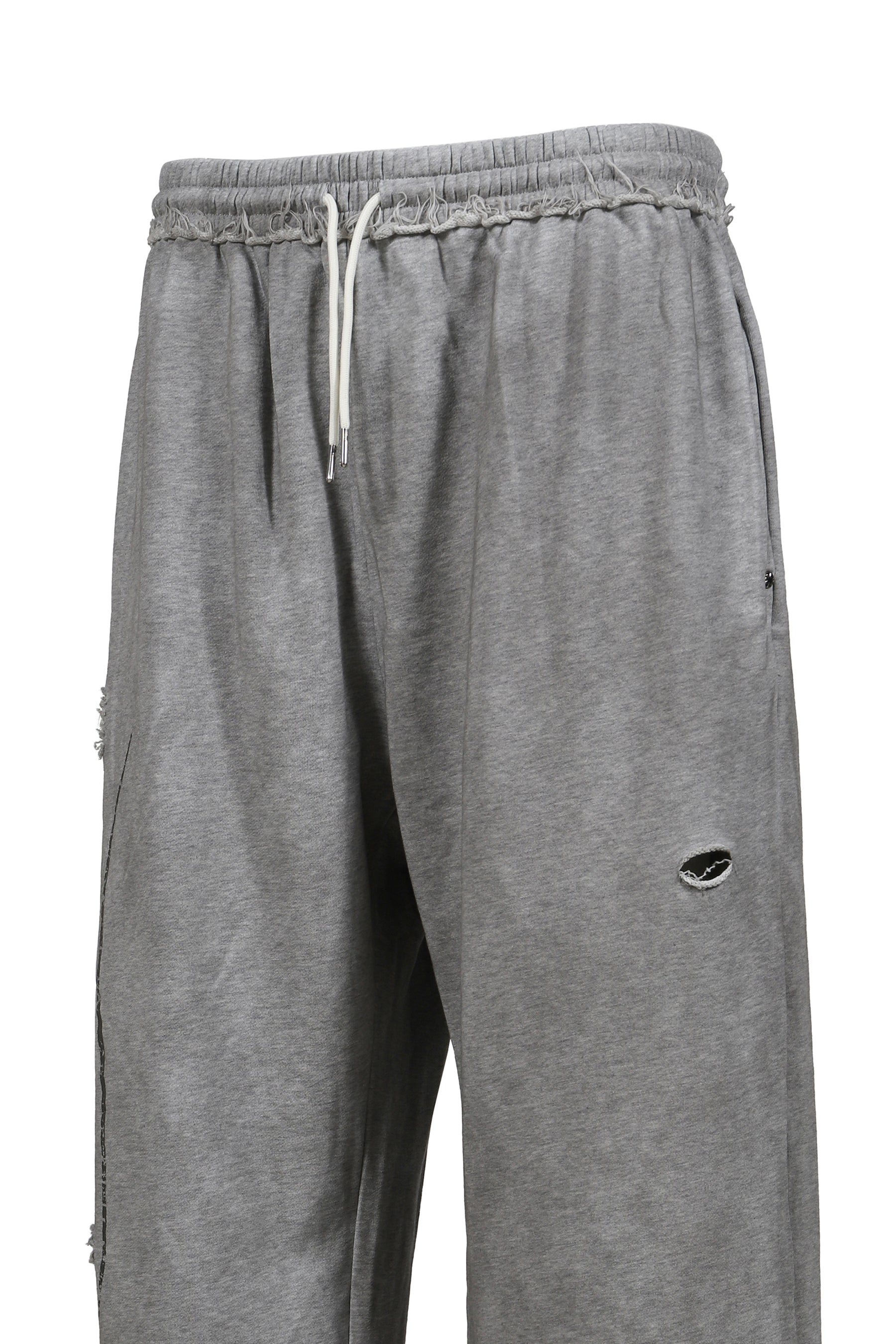 DISTRESSED SCRIPT SWEATPANT / GRY