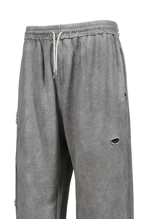 DISTRESSED SCRIPT SWEATPANT / GRY