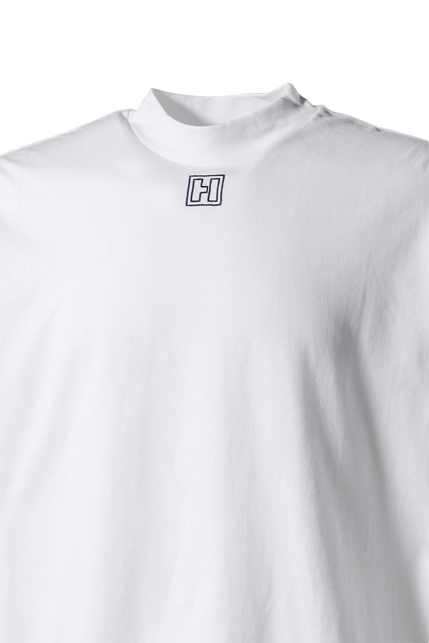 MOCK NECK EMBROIDERED TEE / WHT