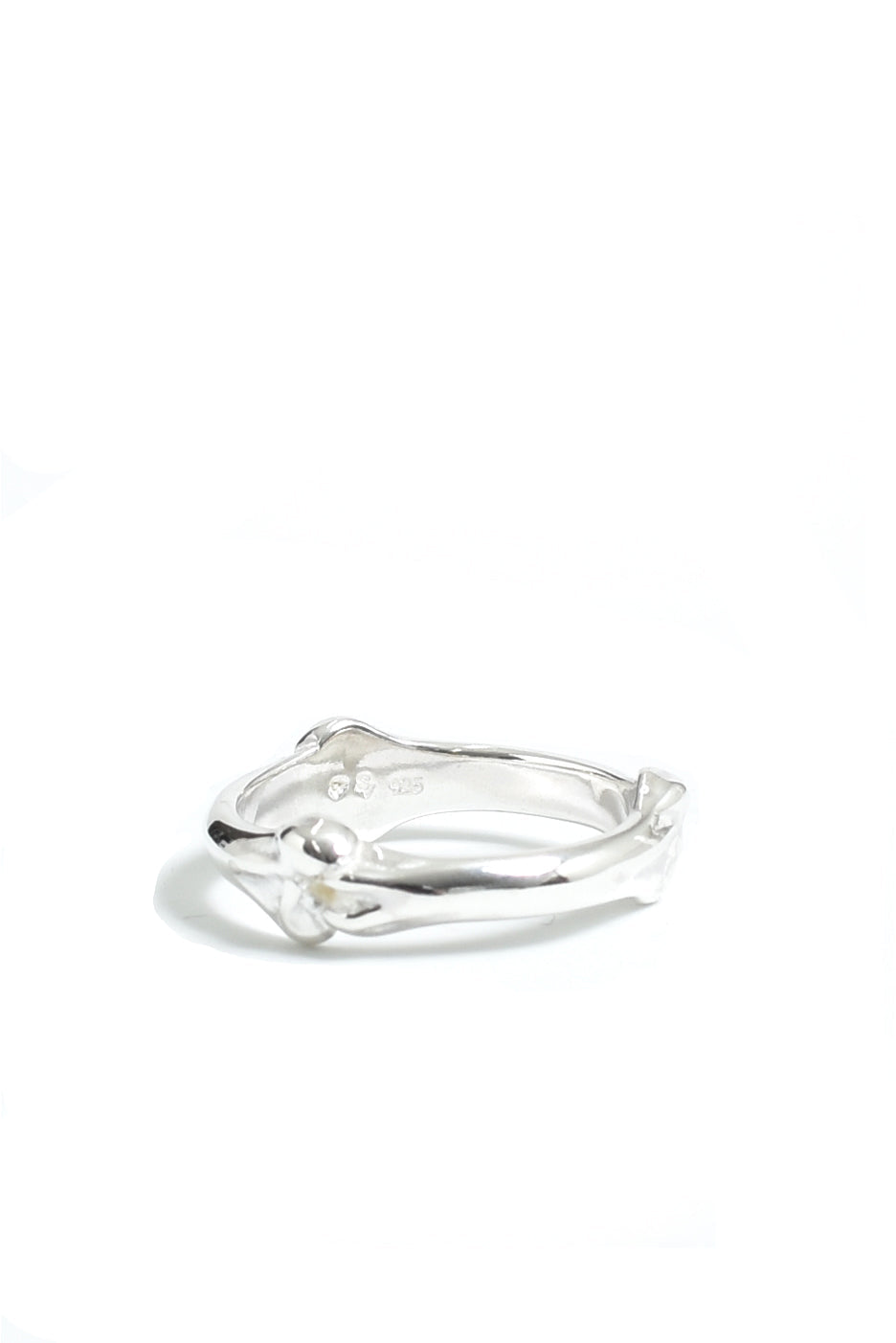 BONE SHAPED BAND RING. / SIL