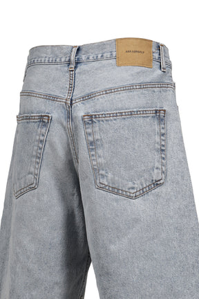 CROSS PIN BAGGY JEANS SHORTS / WASHED BLUE