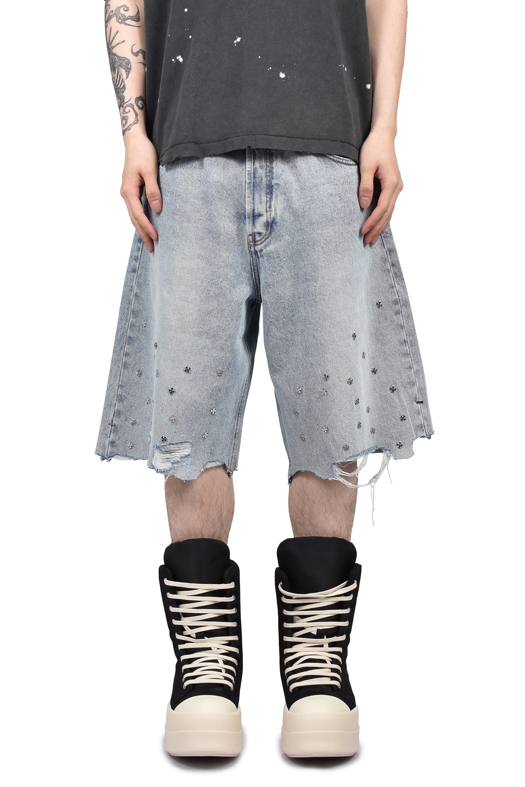 CROSS PIN BAGGY JEANS SHORTS / WASHED BLUE