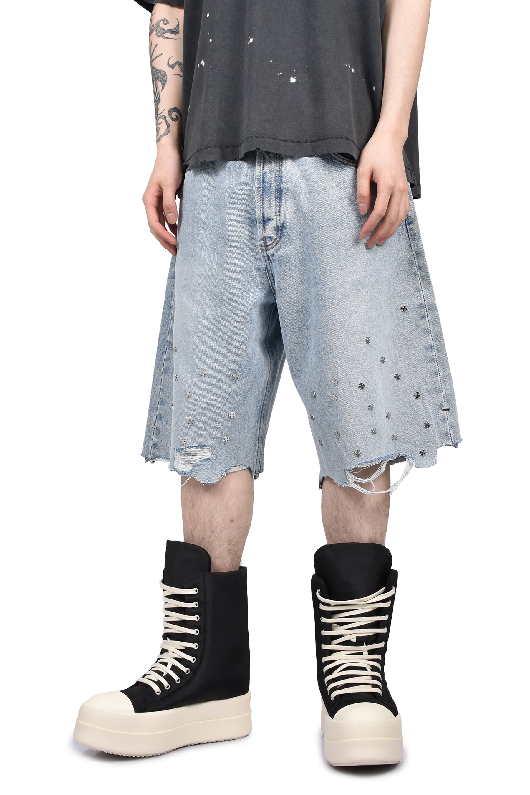 CROSS PIN BAGGY JEANS SHORTS / WASHED BLUE