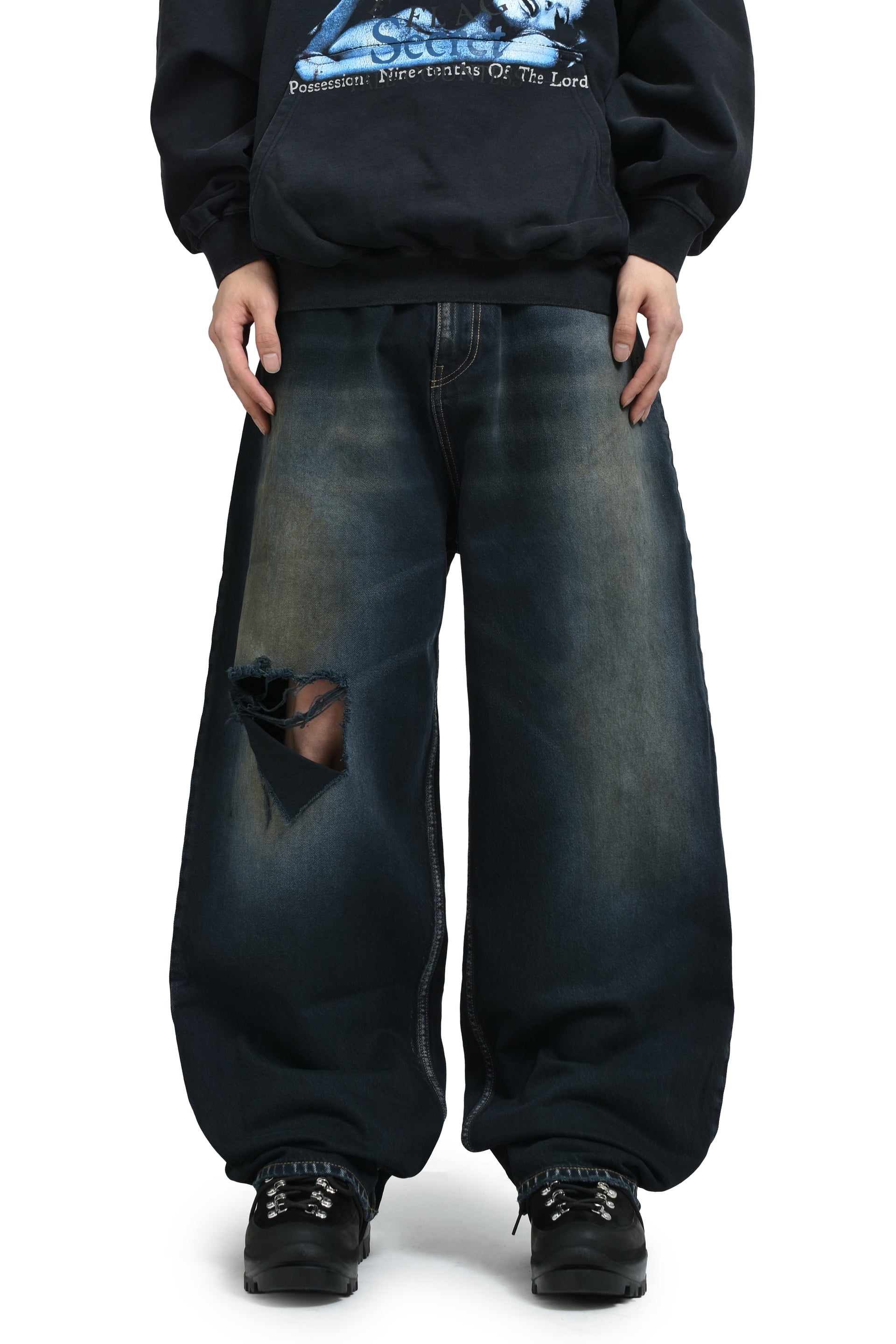 DISTRESSED BAGGY JEANS / BLKOUT