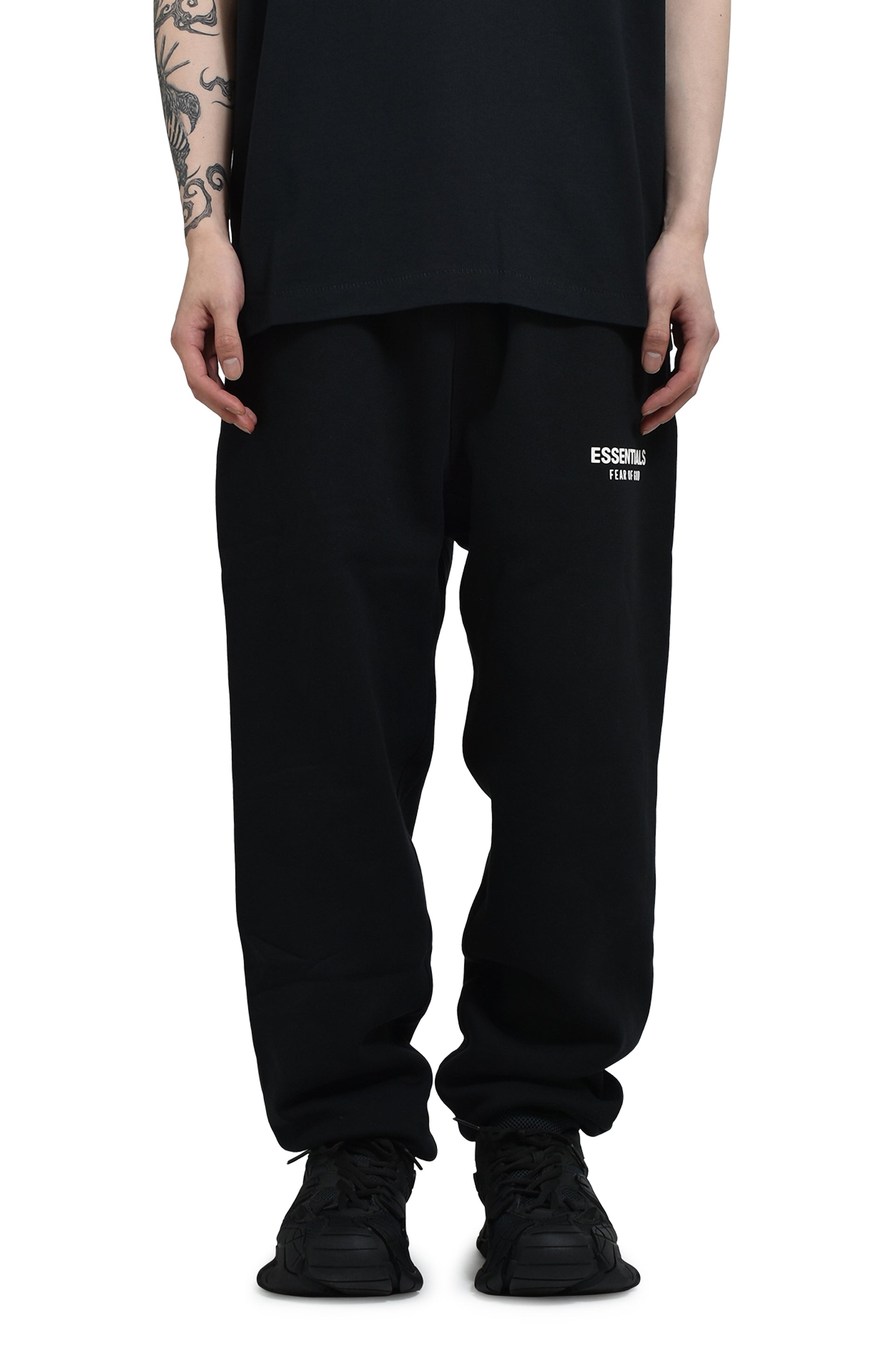 ESSENTIALS CLASSIC FIT FLEECE SWEATPANT / JET BLK