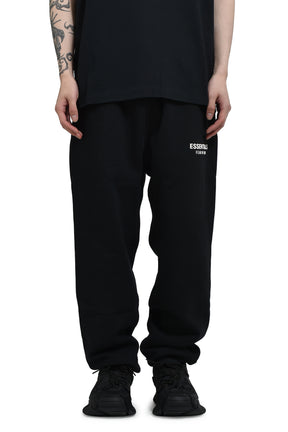 ESSENTIALS CLASSIC FIT FLEECE SWEATPANT / JET BLK